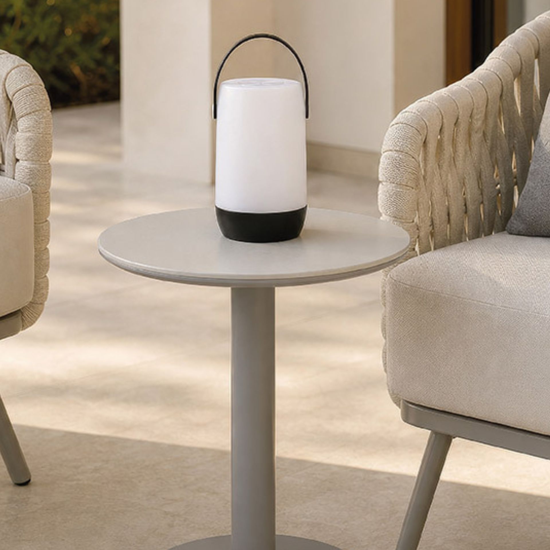 Lampara de pl&aacute;stico para exterior con usb Nora