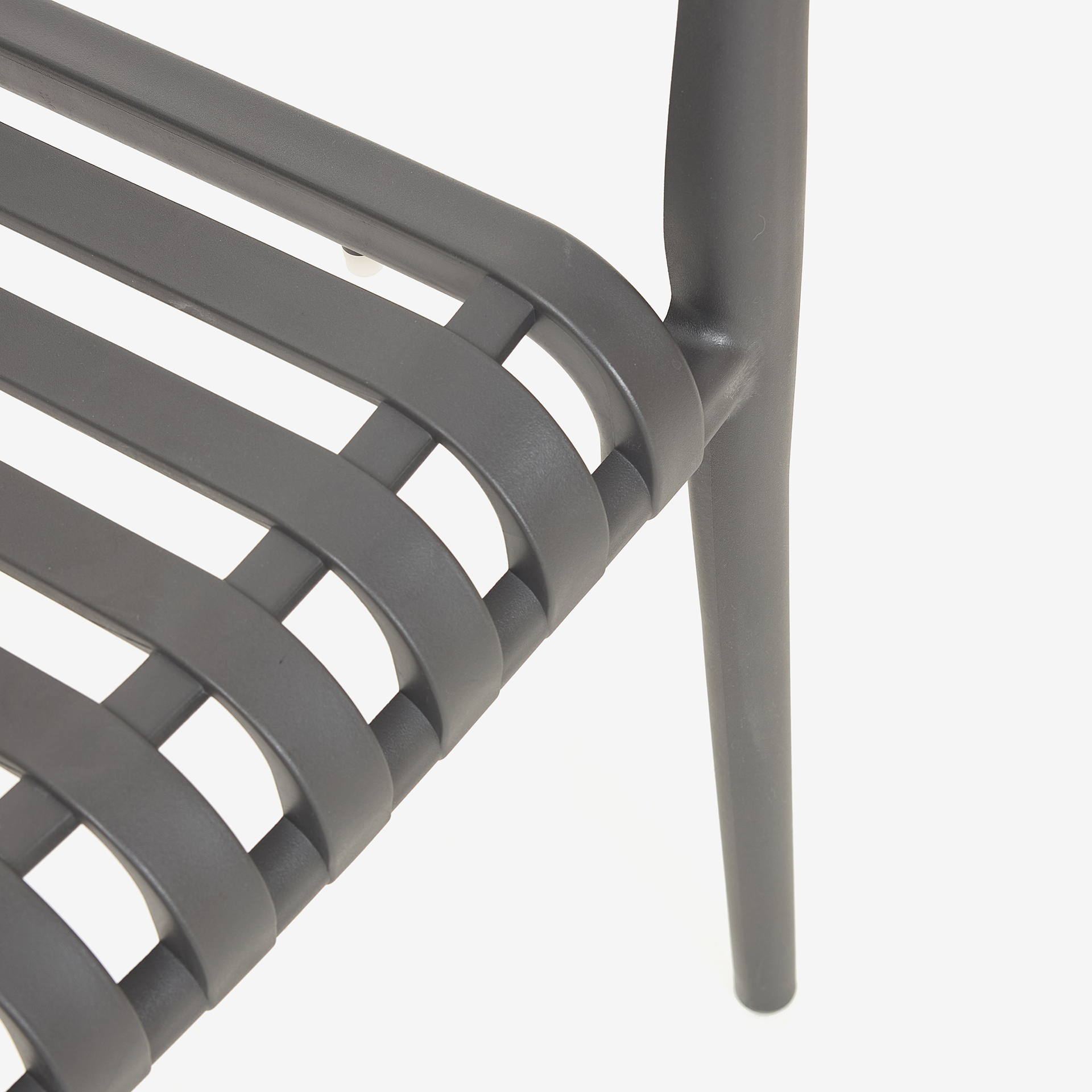 Silla de jard&iacute;n apilable de polipropileno gris Happel 59x55x81cm