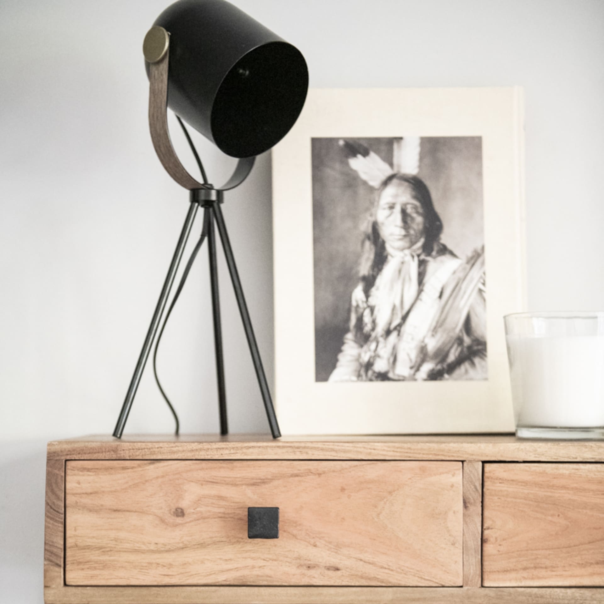 Lámpara de mesa trípode negra de metal