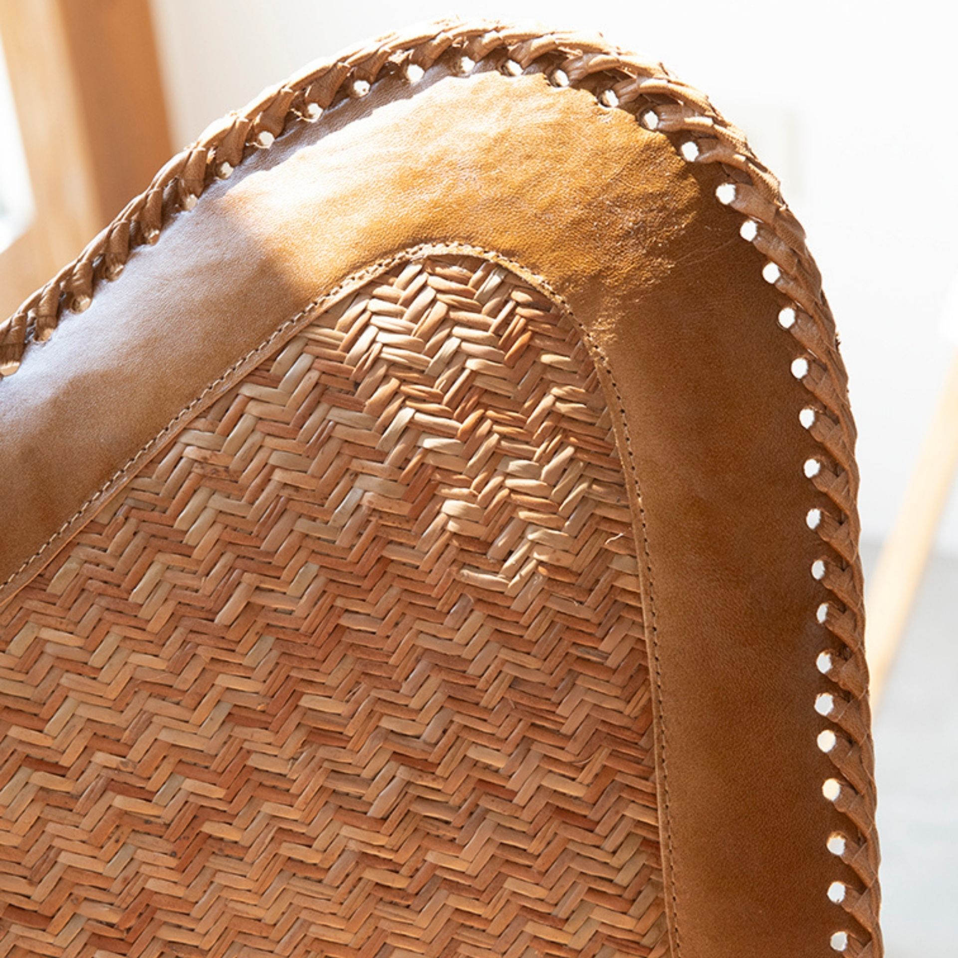 Silla mariposa de cuero y ratán marrón Katy 72x78x92cm