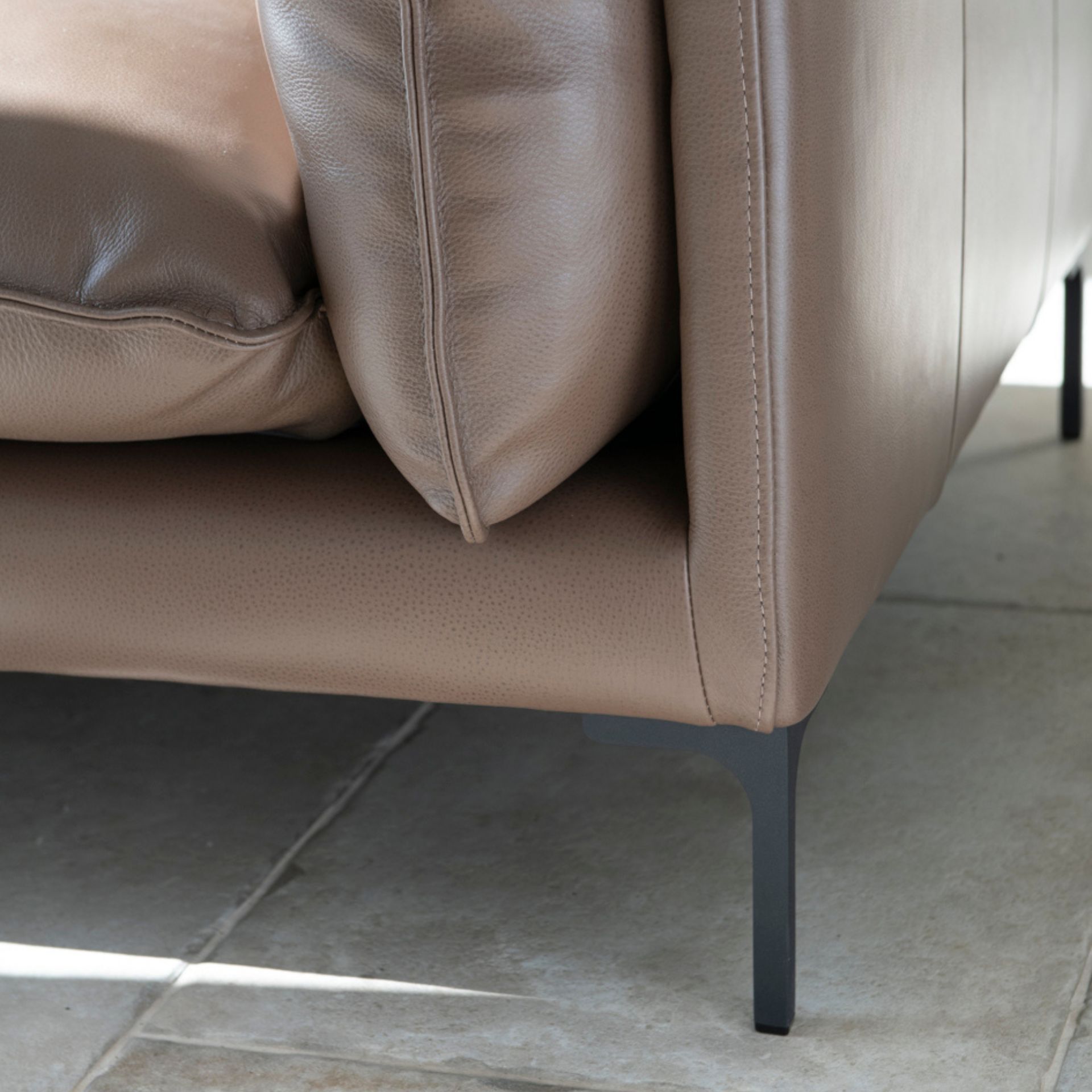 Sof&aacute; de 2 plazas caf&eacute; Evitas 176x98x78cm