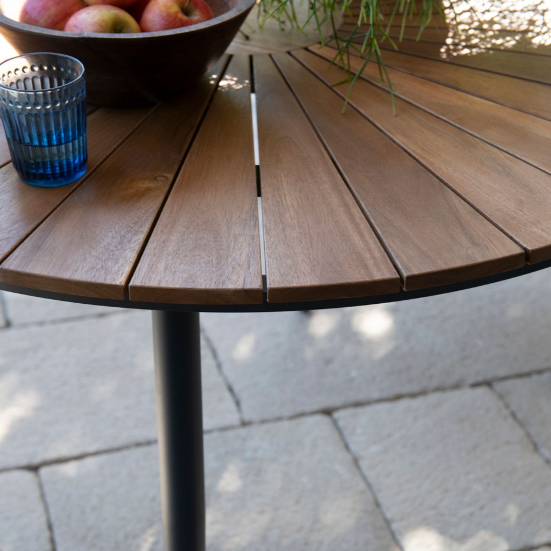 Mesa de jard&iacute;n de madera de acacia y aluminio &Oslash;120cmx75cm