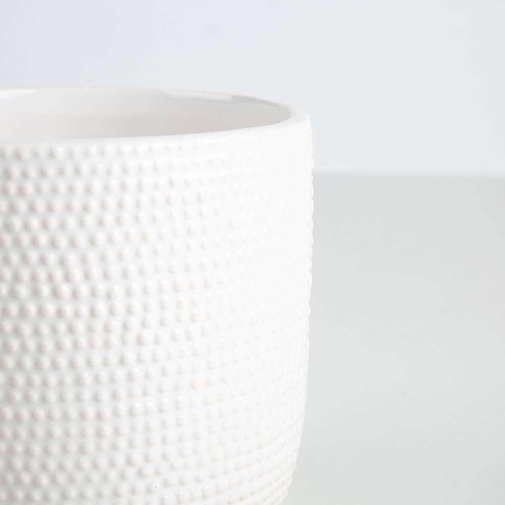 Macetero blanco de cer&aacute;mica &Oslash;10,5x9cm