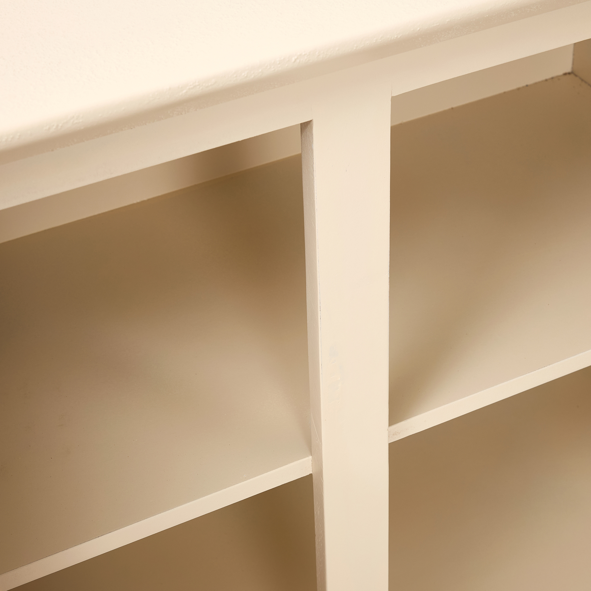 C&oacute;moda de microcemento y madera de acacia Kurli 90x43x80cm Clau&Chloe