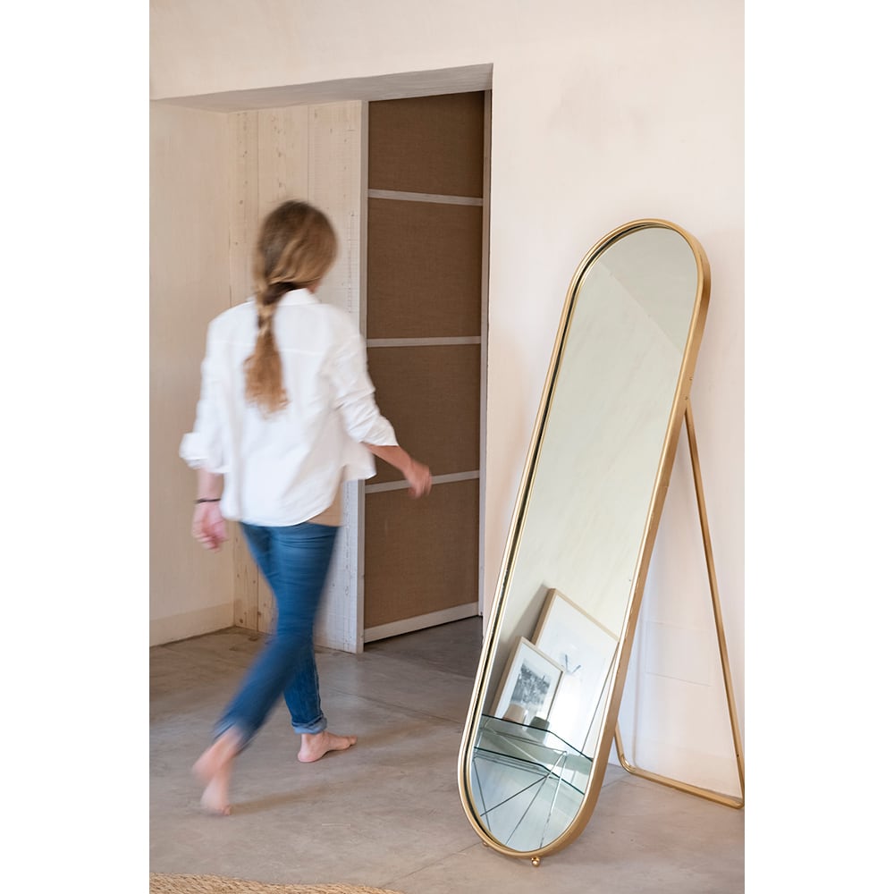 Espejo de pie ovalado de metal dorado 160x43cm