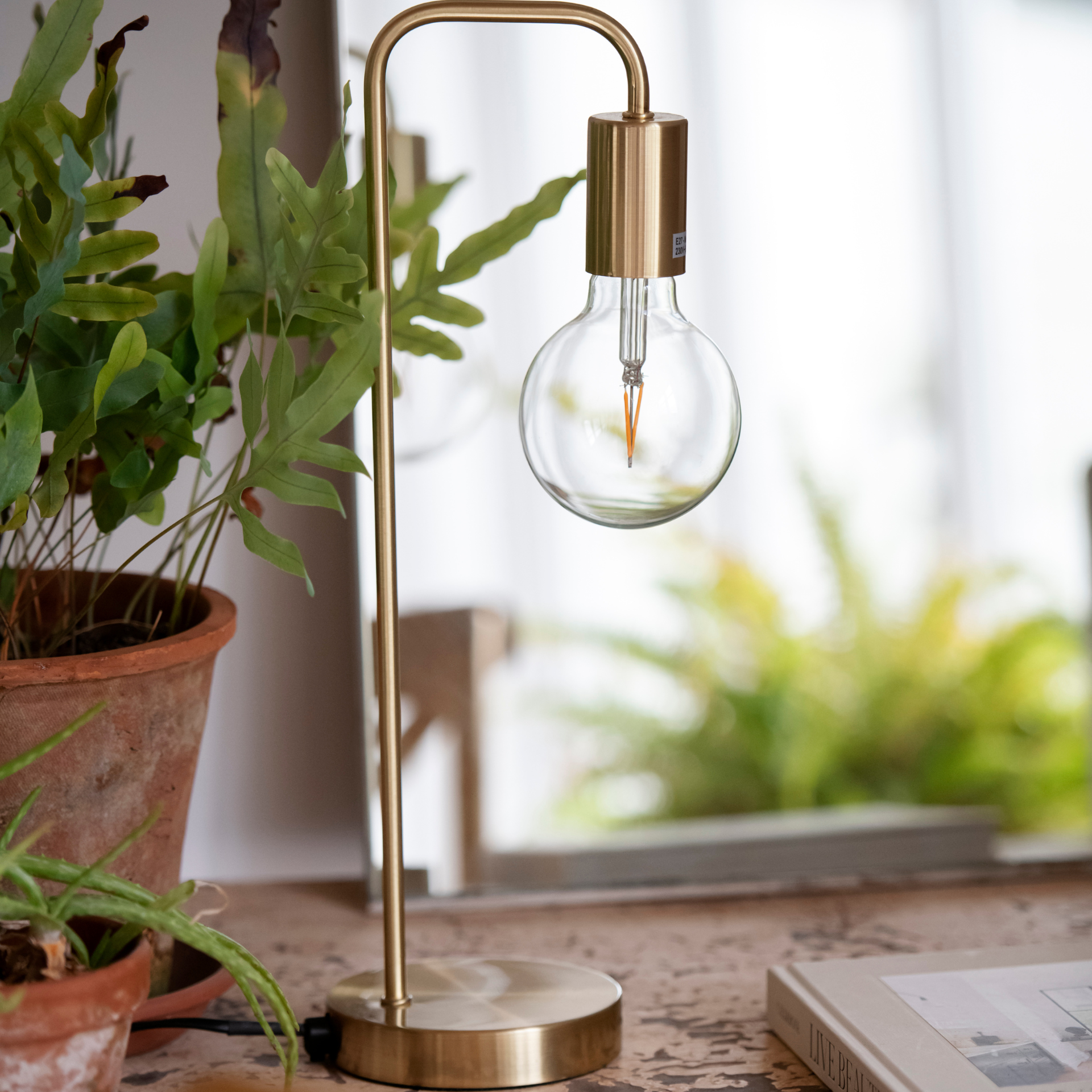 L&aacute;mpara de mesa dorada de metal 45cm