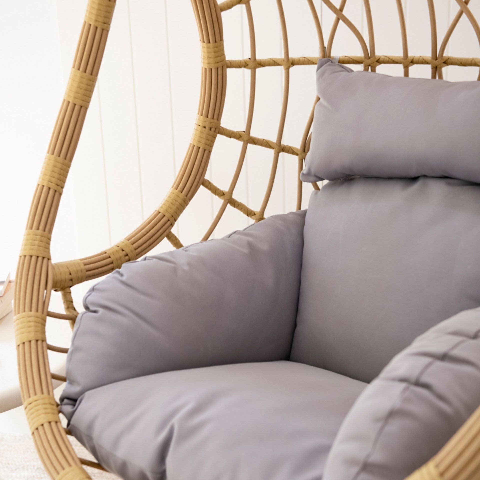 Sill&oacute;n colgante de rat&aacute;n sint&eacute;tico marr&oacute;n con coj&iacute;n gris Veran 105x105x195cm