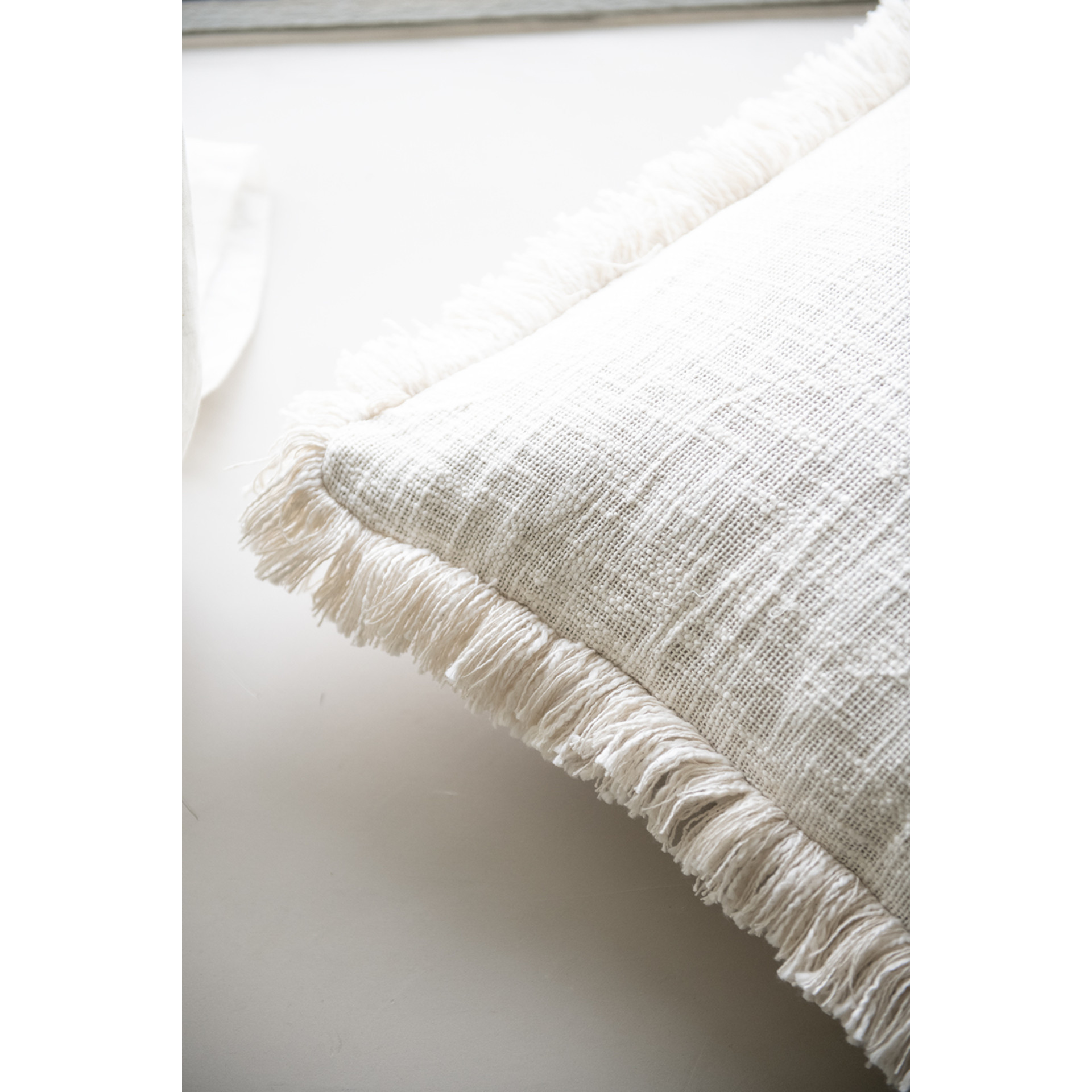 Funda de coj&iacute;n beige algod&oacute;n con flecos 60x60cm