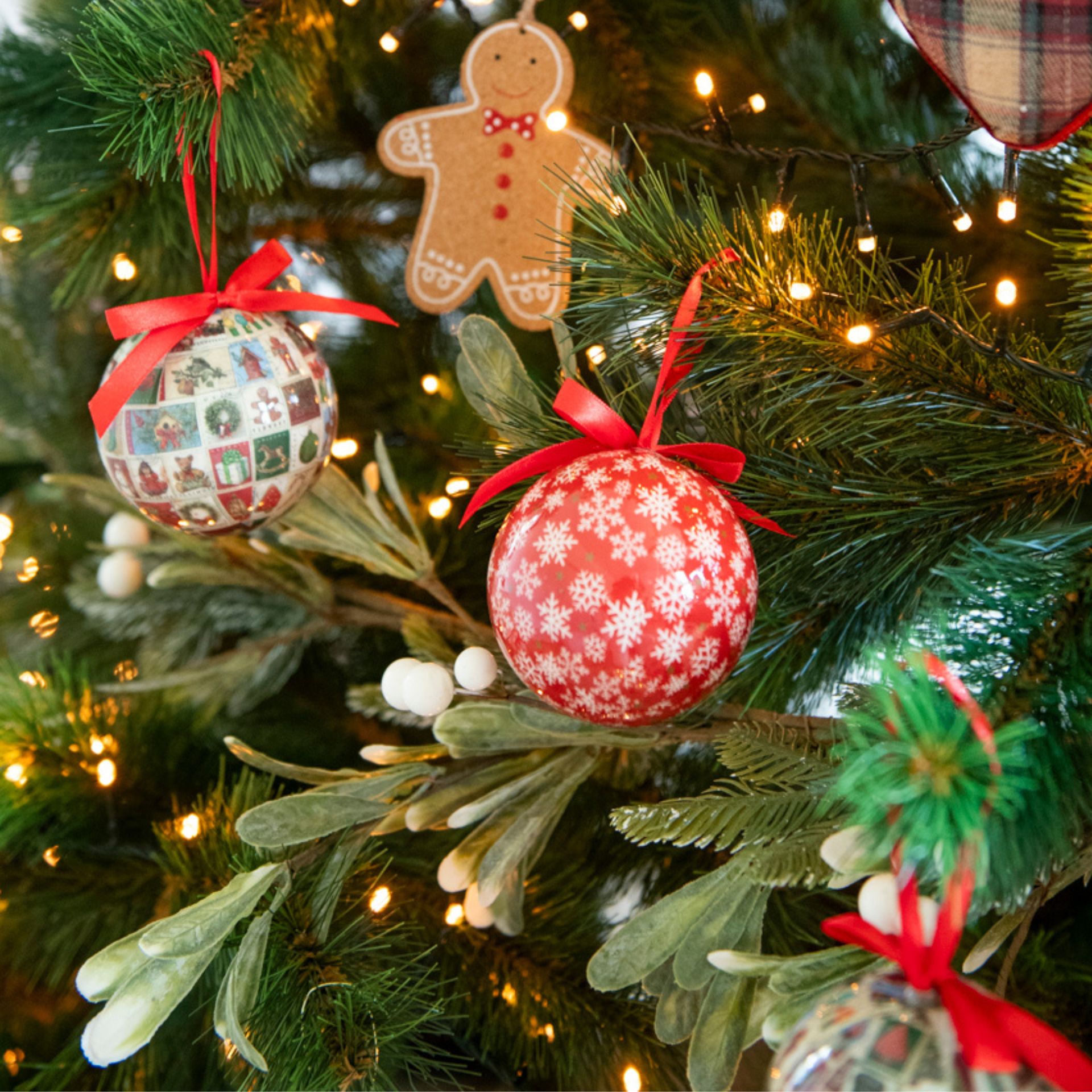 Set 7 bolas decorativas rojas copos de nieve 7,5cm