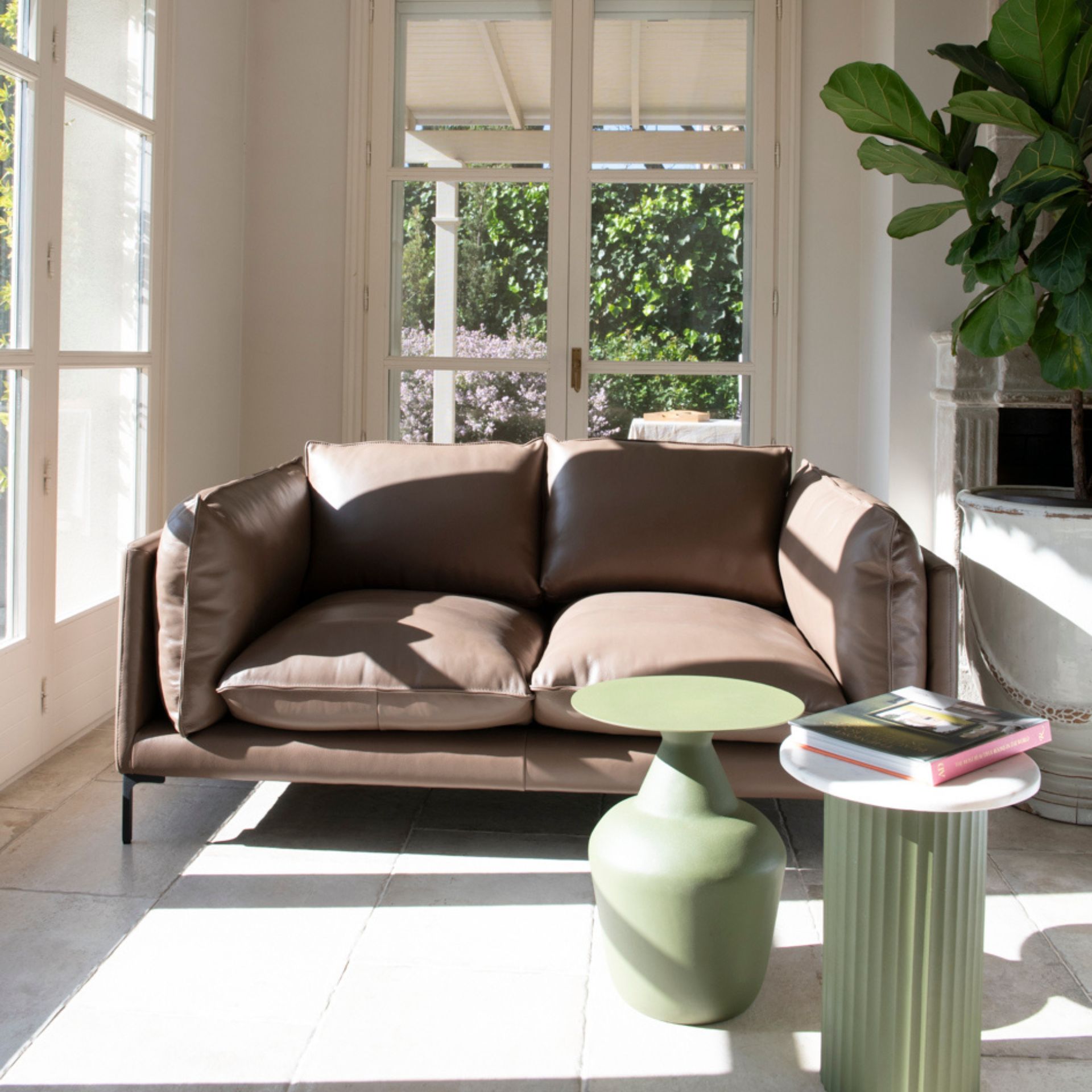 Sof&aacute; de 2 plazas caf&eacute; Evitas 176x98x78cm