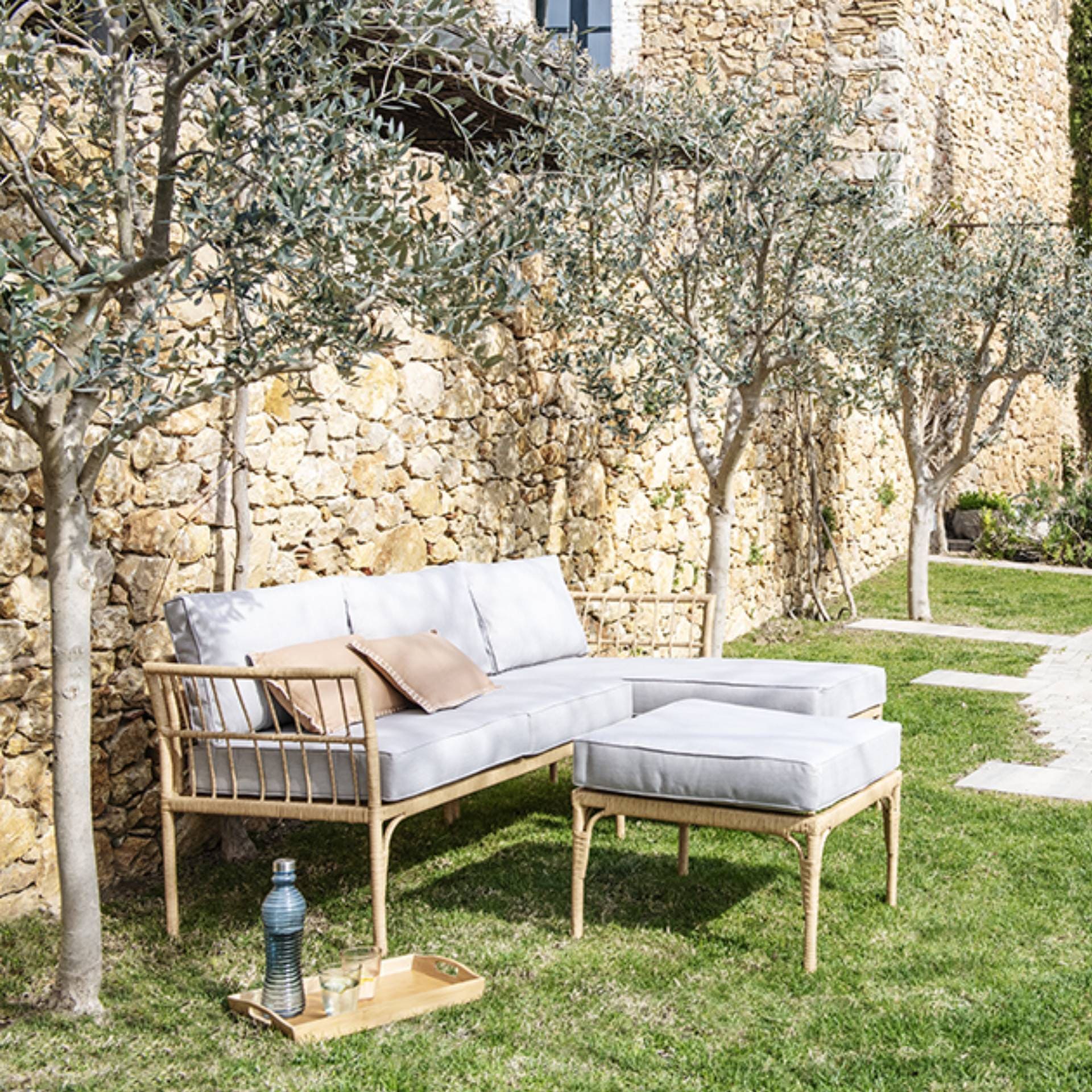 Sofá exterior chaise longue con puf ratán Balos Casa Viva