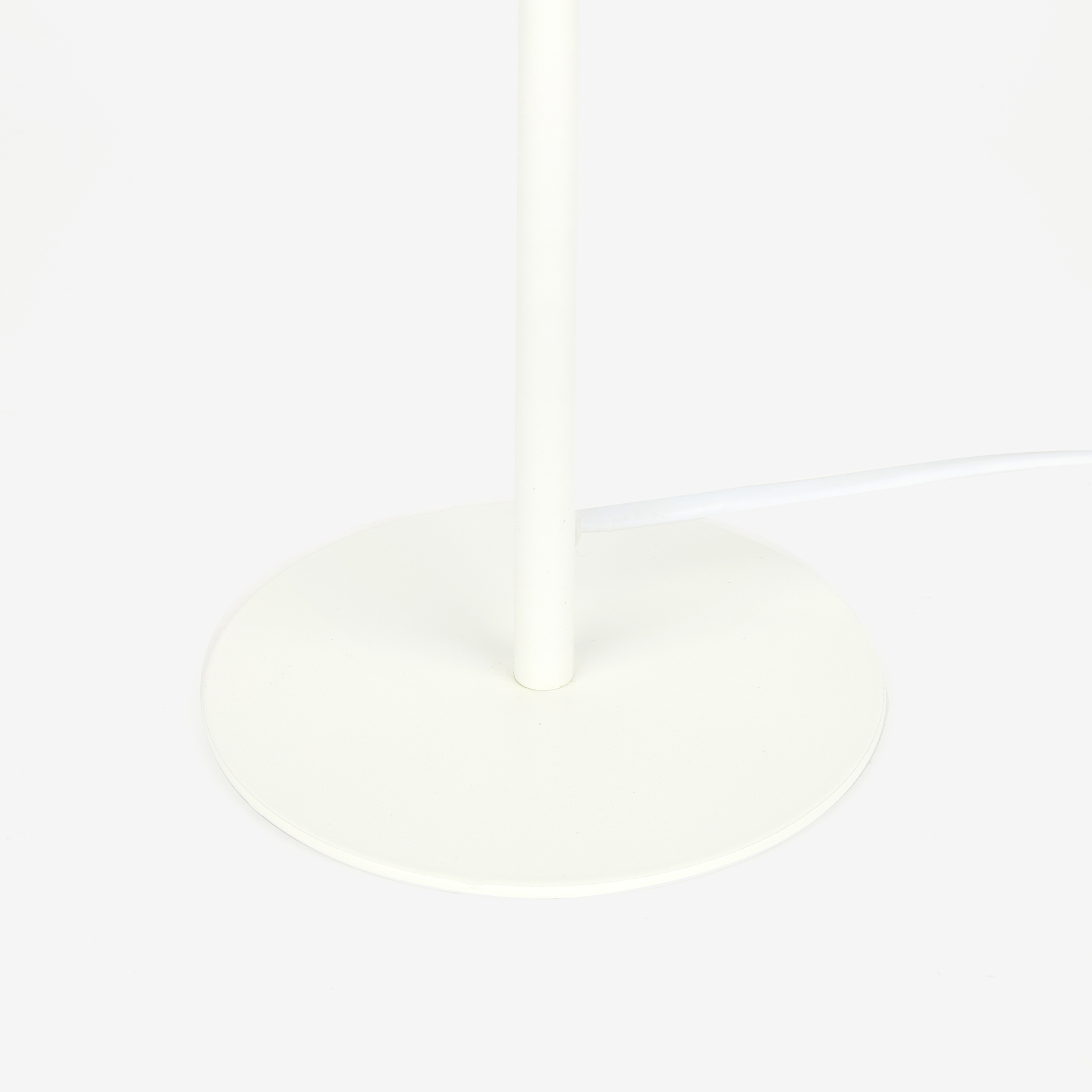 L&aacute;mpara de mesa de metal blanca Jeyne 18x36cm