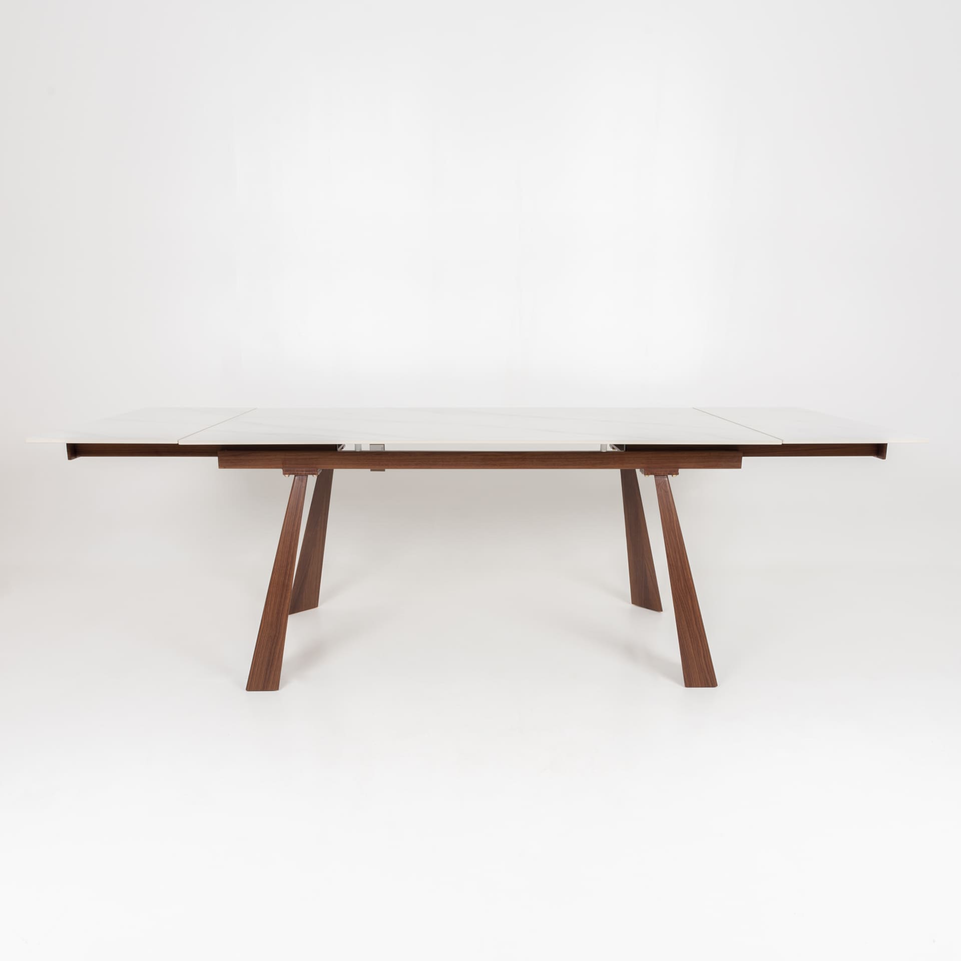 Mesa extensible con sobre porcel&aacute;nico y estructura de aluminio en color madera Arlon 160/240x90cm