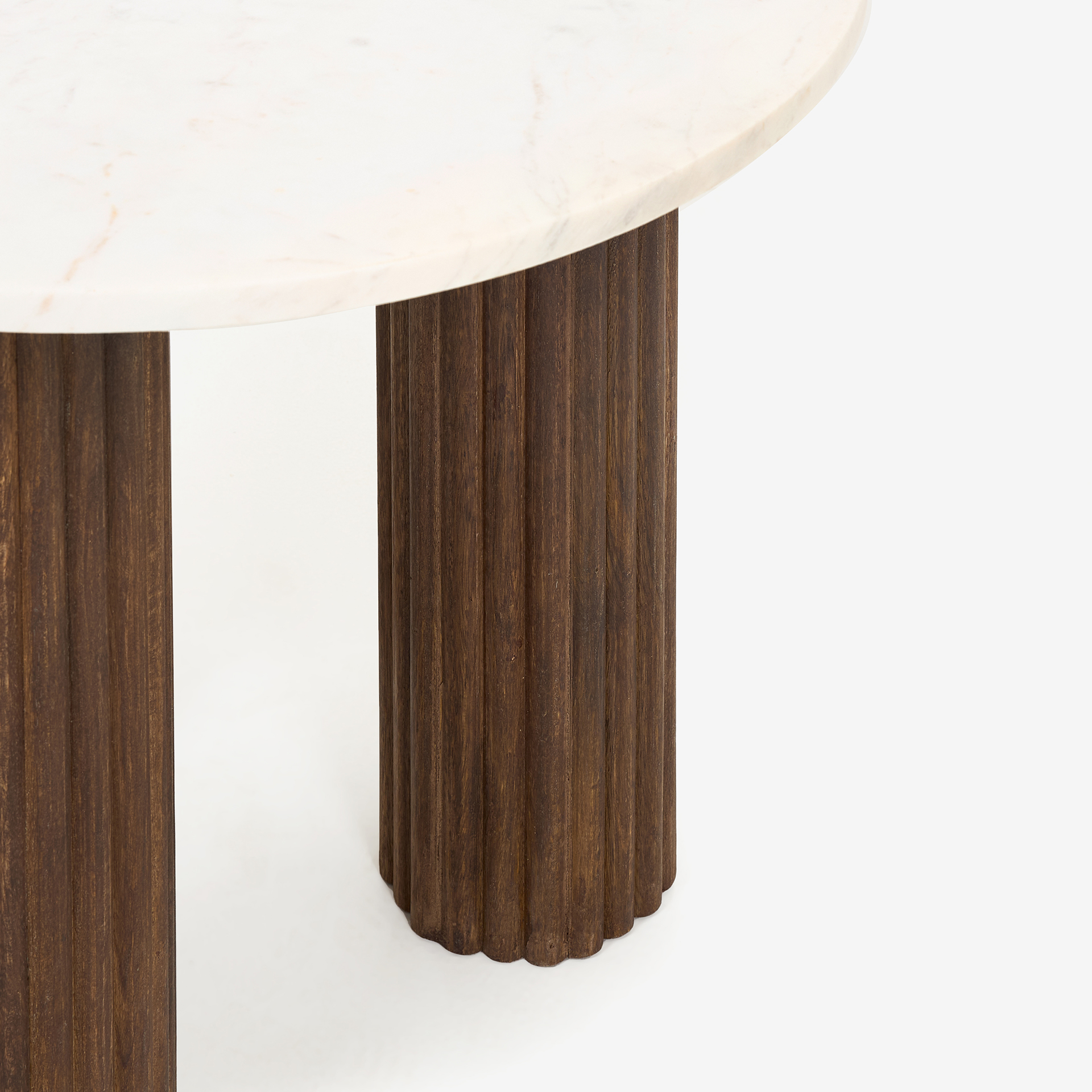 Mesa auxiliar de m&aacute;rmol blanco Cribs &Oslash;60x50 Clau&Chloe