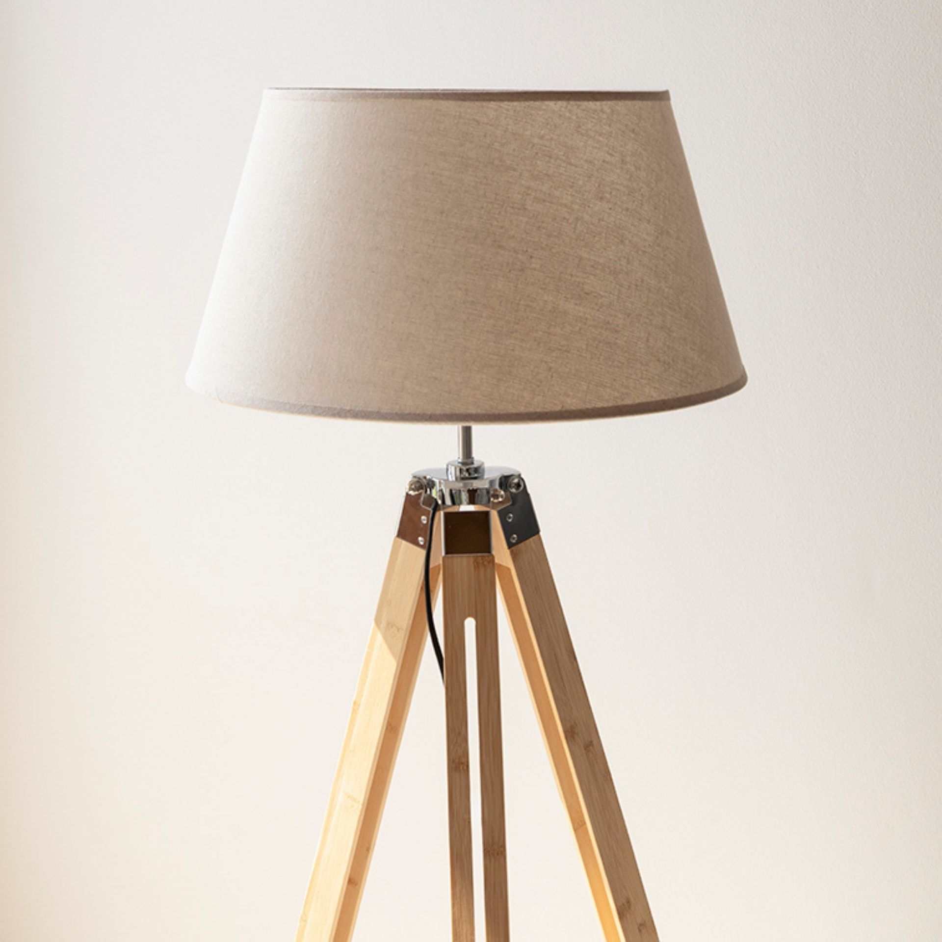 L&aacute;mpara de pie tr&iacute;pode de bamb&uacute; 60x2x107cm Clau&Chloe