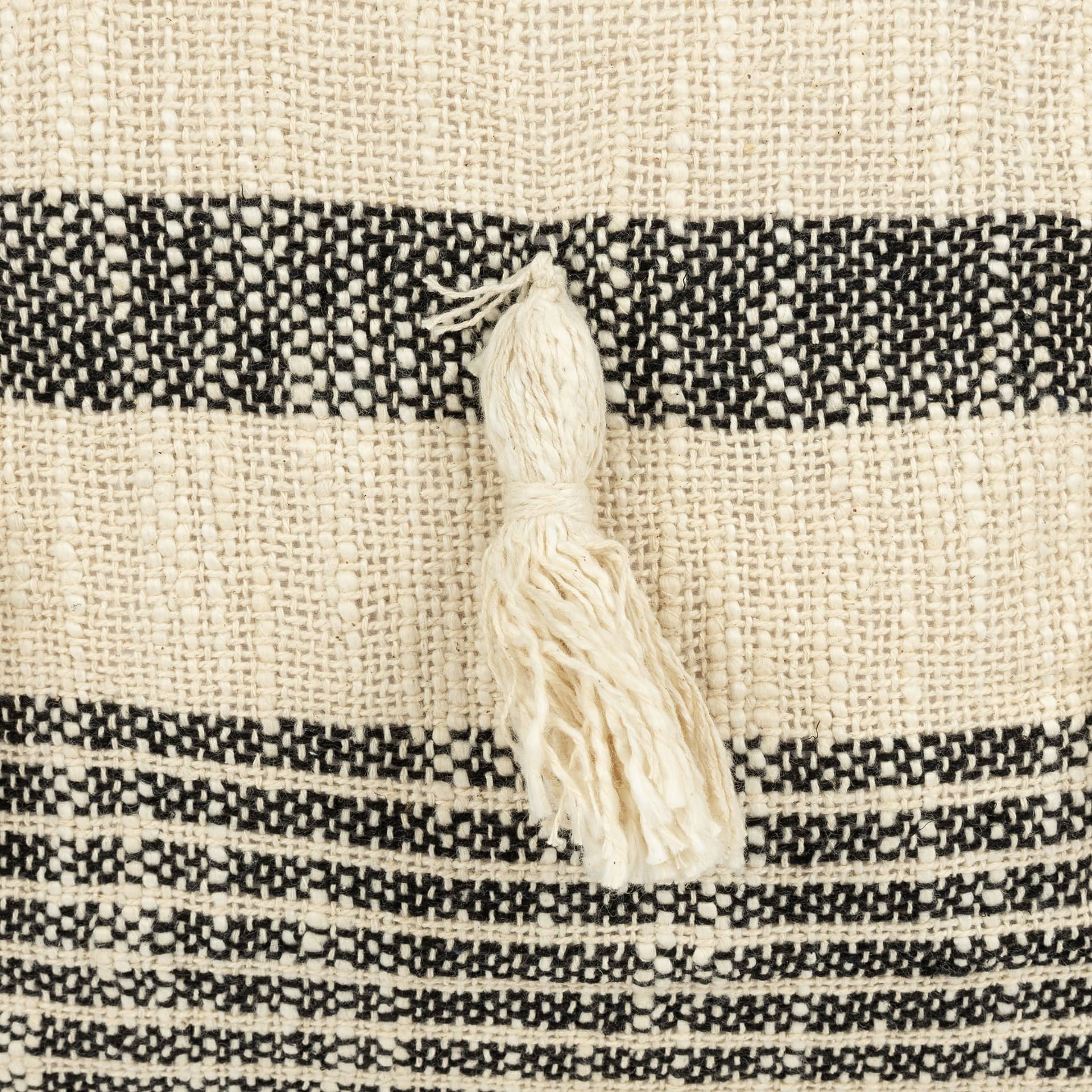 Funda de coj&iacute;n gris con flecos Mita 45x45cm