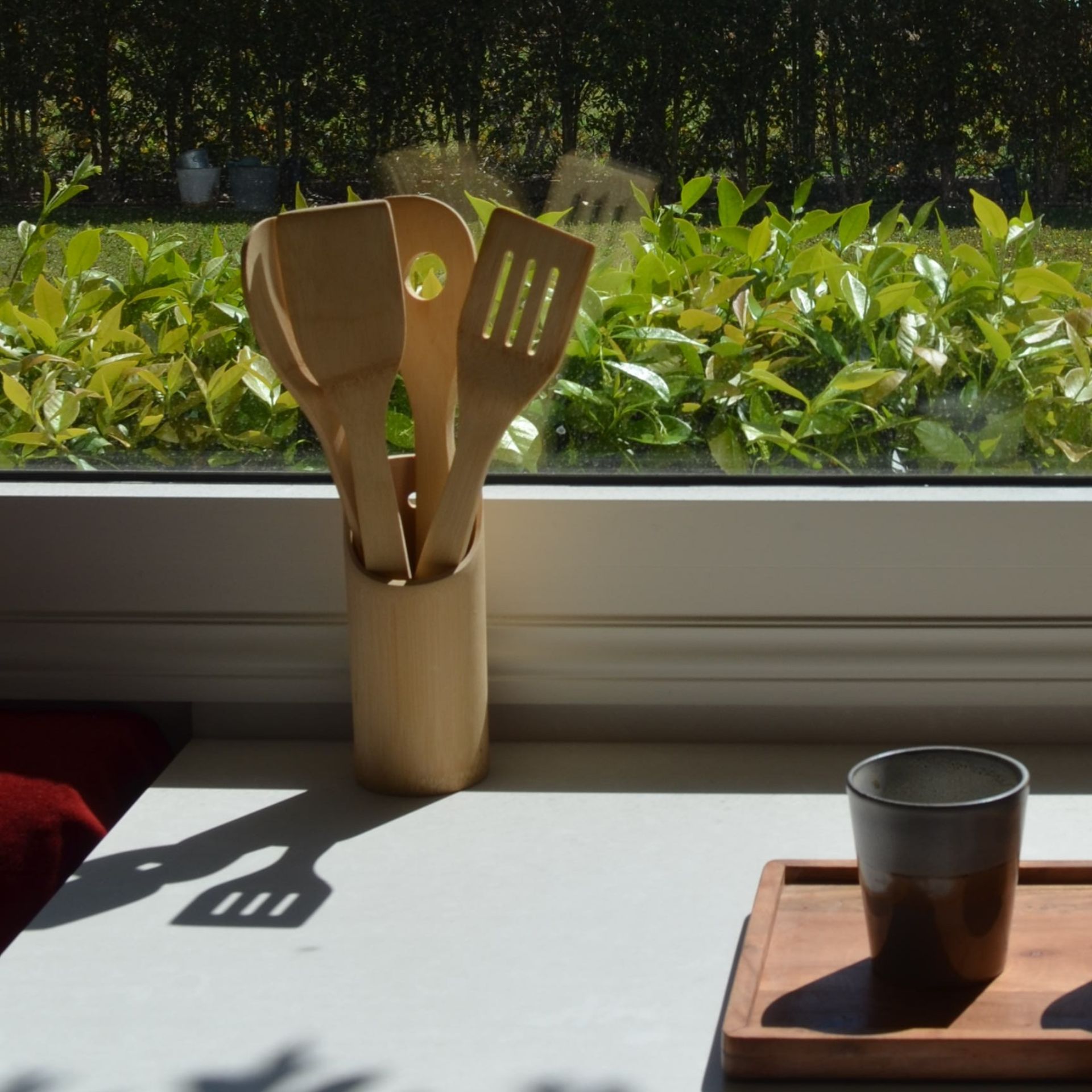 Set de 4 utensilios con portautensilios de bambú