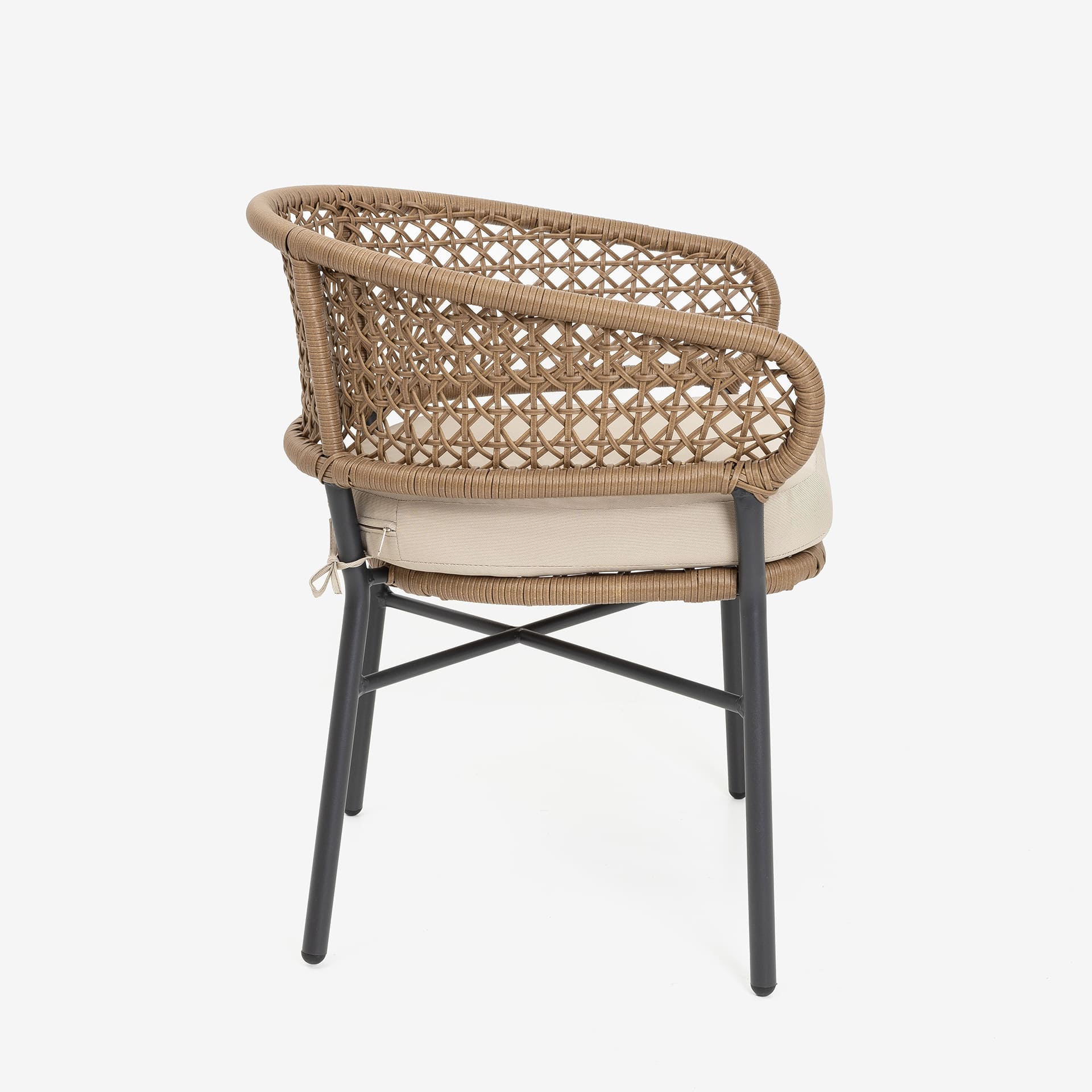 Silla para interior y exterior de rat&aacute;n sint&eacute;tico con coj&iacute;n Deia 57x61x74cm