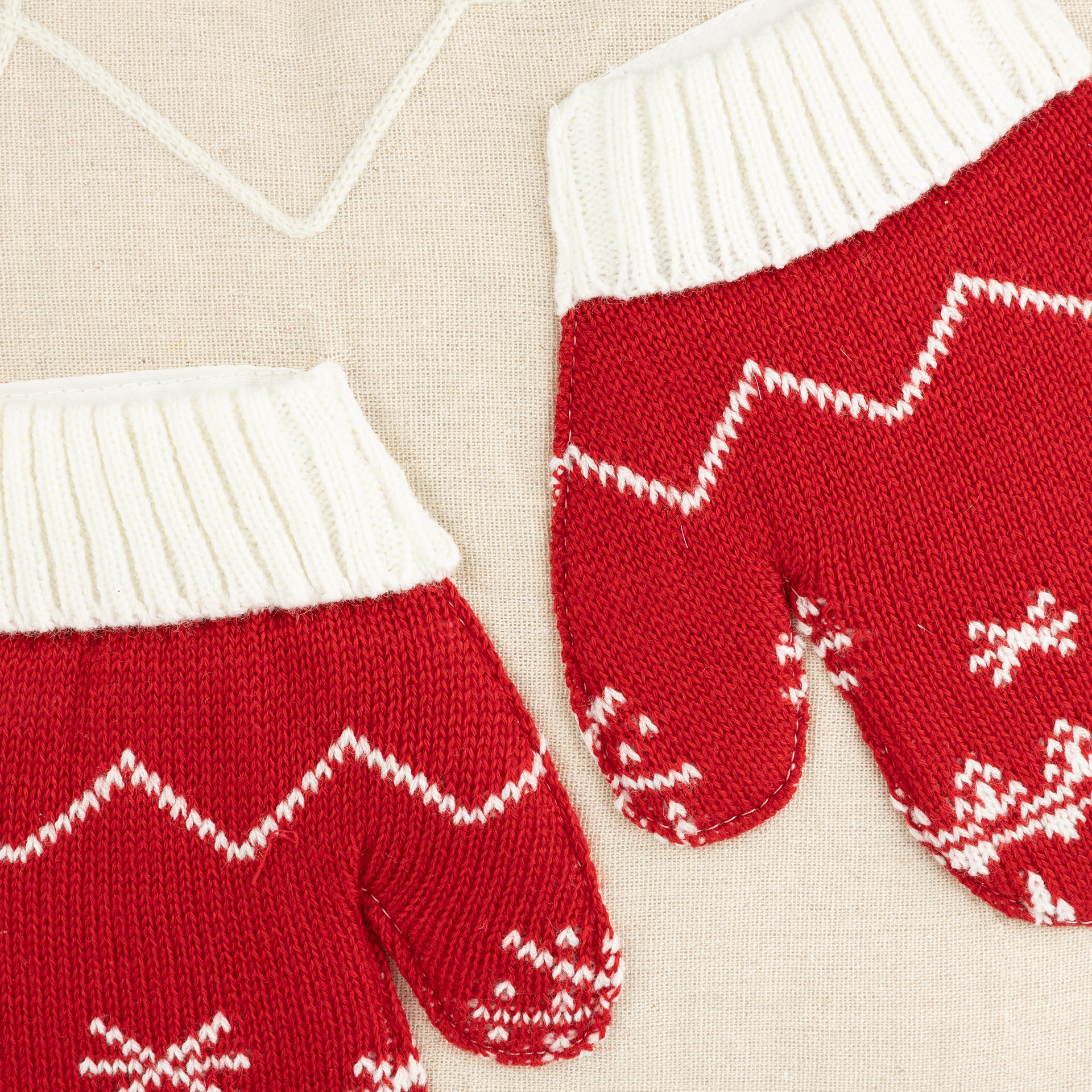 Funda de coj&iacute;n con guantes tricot 45x45cm