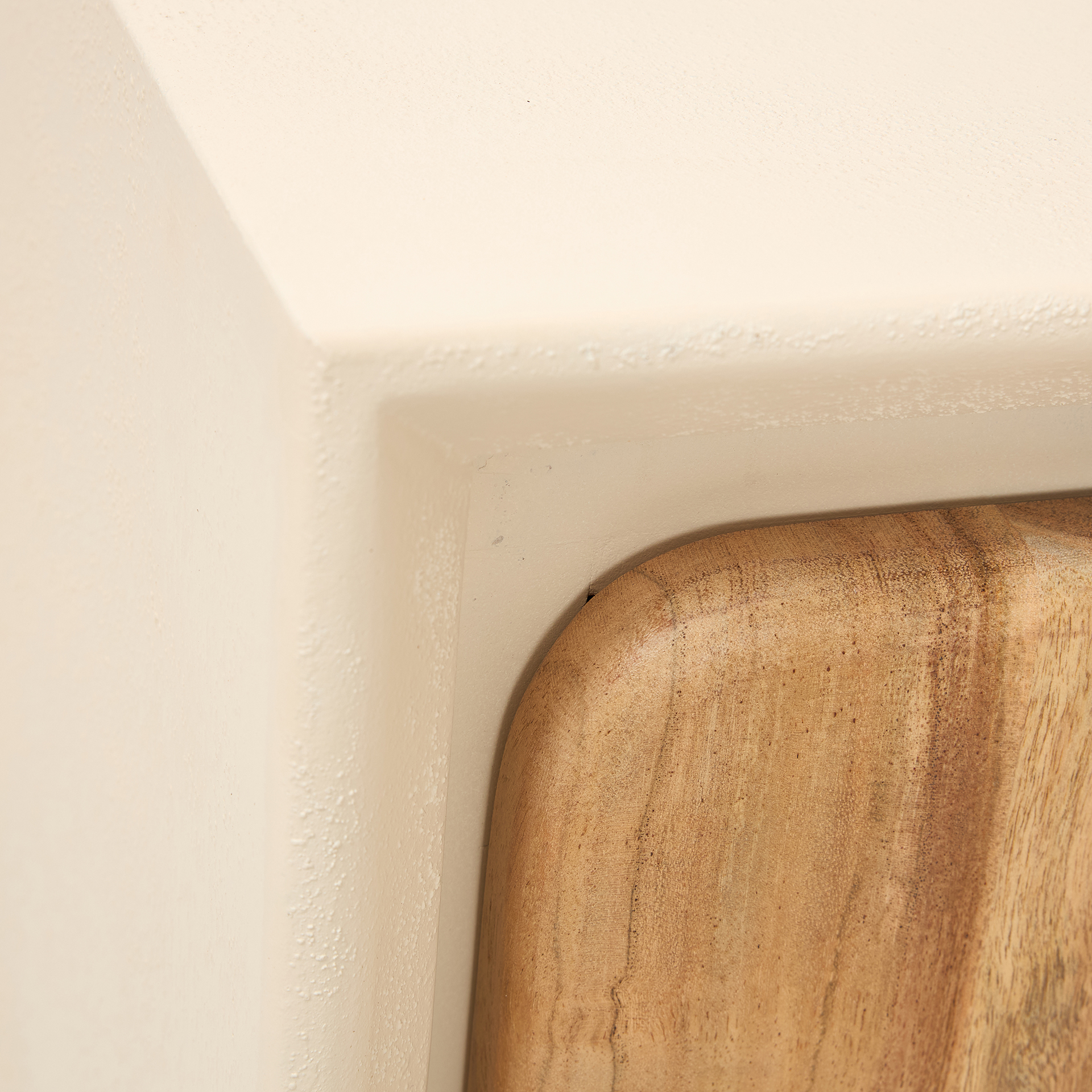 C&oacute;moda de microcemento y madera de acacia Kurli 90x43x80cm Clau&Chloe