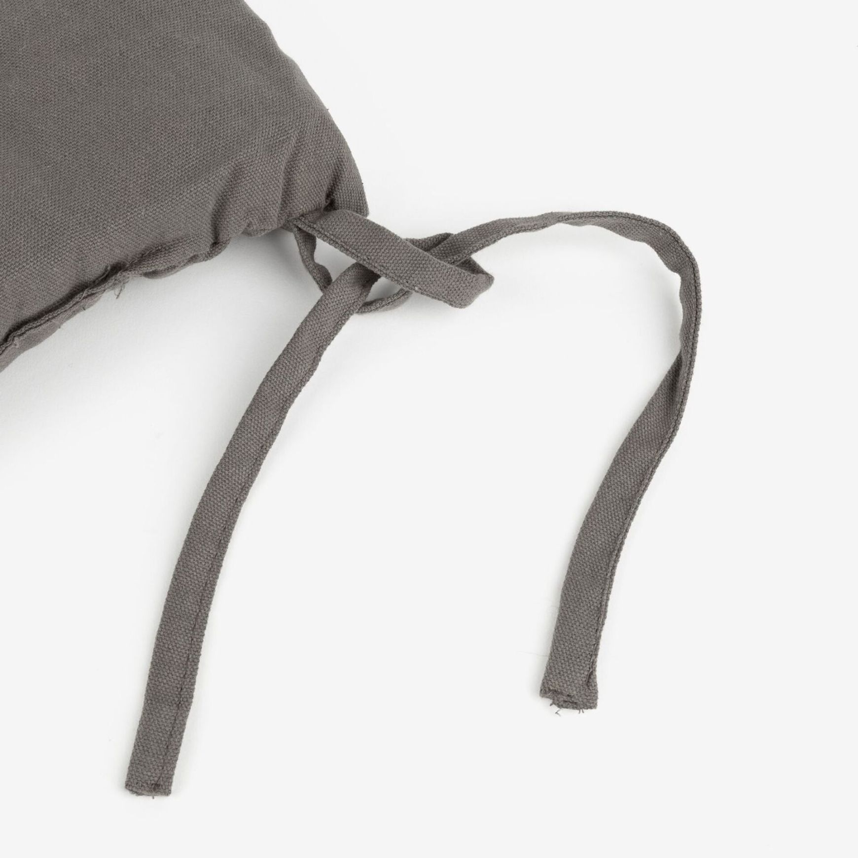 Coj&iacute;n para silla de algod&oacute;n gris 38x38x6cm