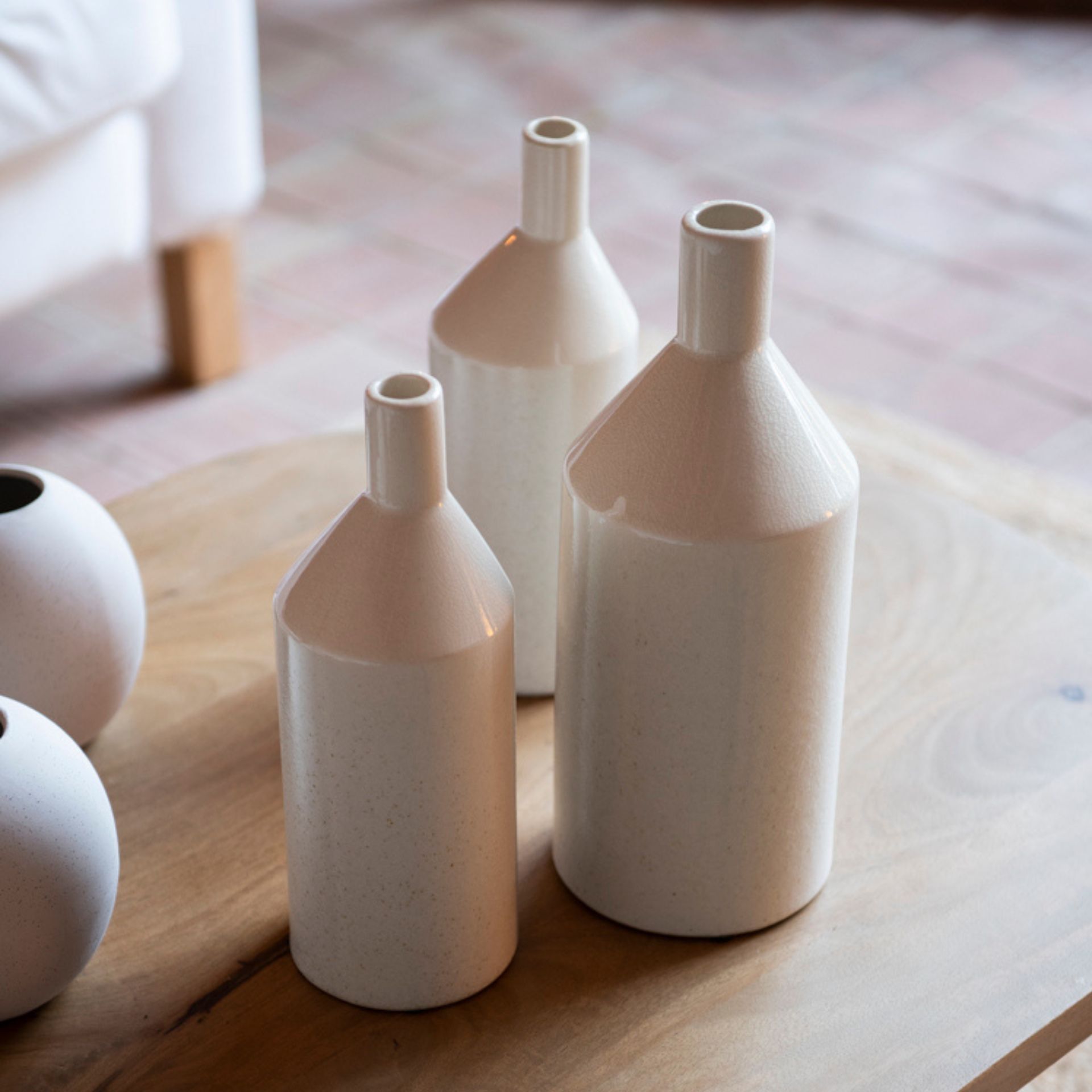 Jarr&oacute;n blanco de cer&aacute;mica Bottle 30cm