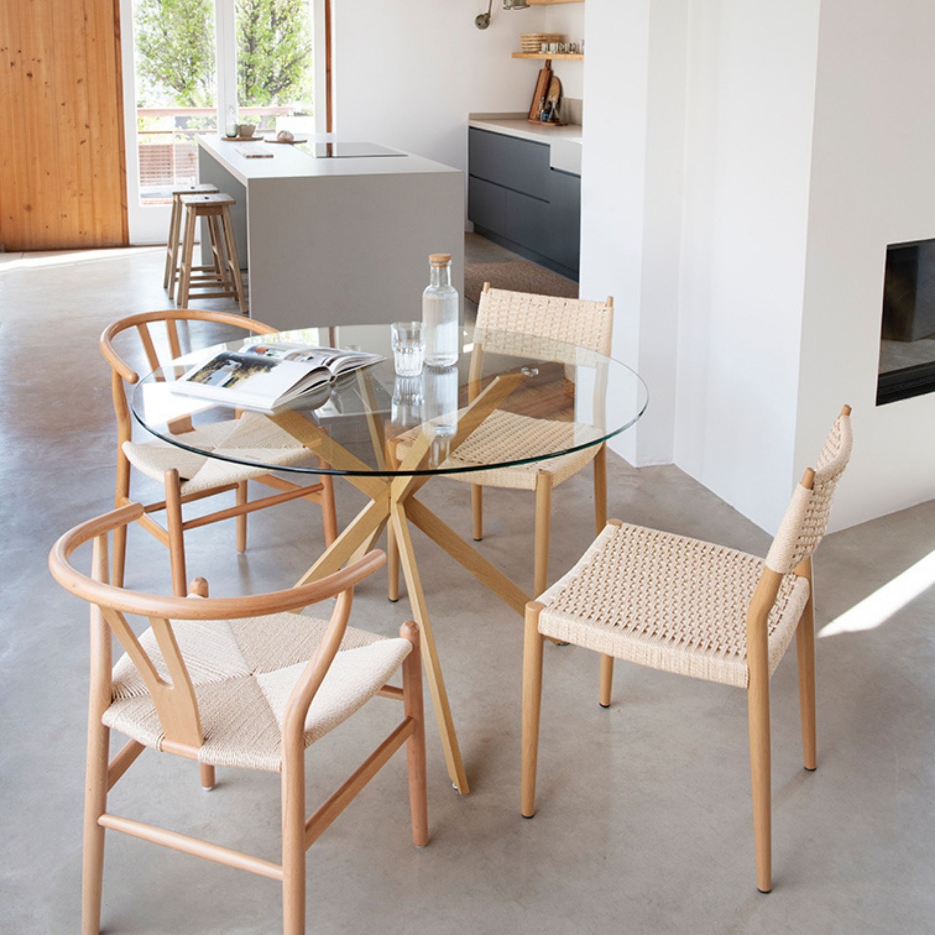 Mesa de comedor de cristal con patas de madera natural Fita &Oslash;120x75cm
