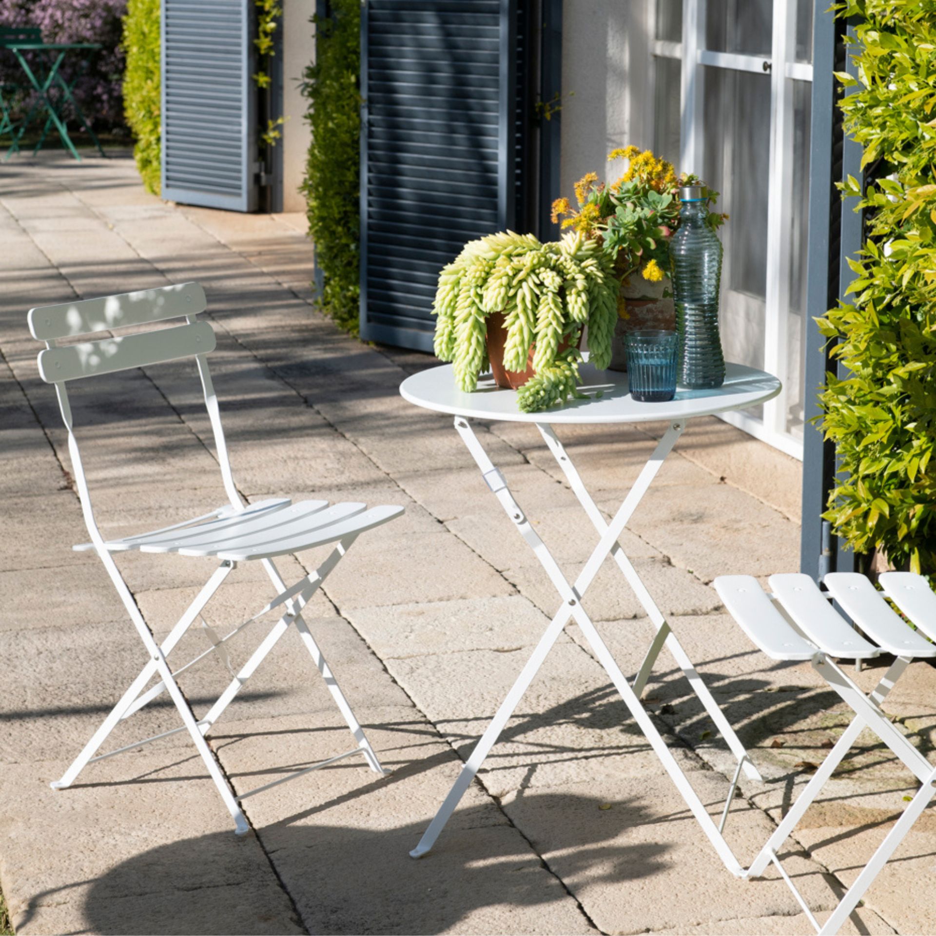Set de jard&iacute;n plegable de mesa y 2 sillas de acero blanco Bistro