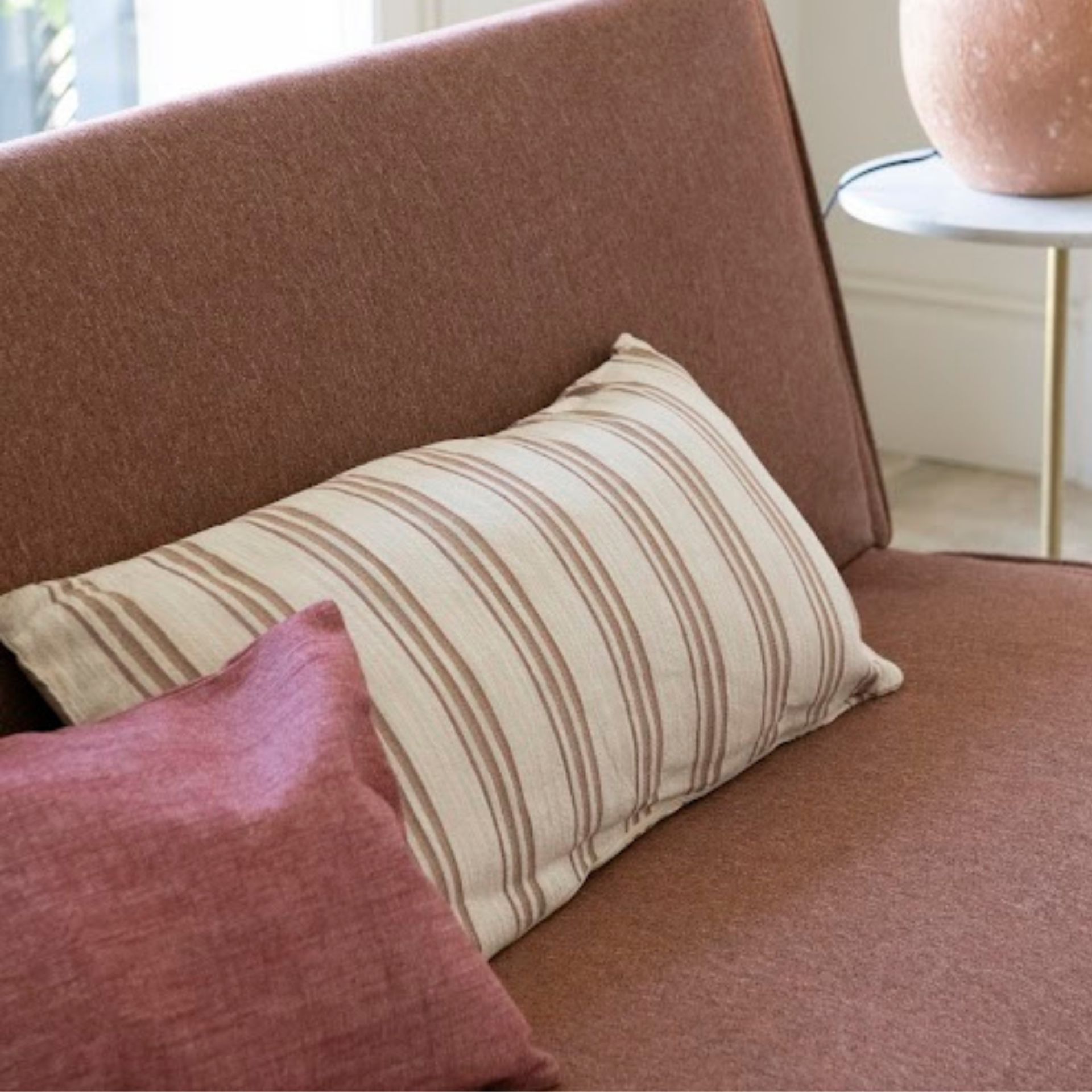 Coj&iacute;n rectangular de algod&oacute;n estampado rayas 70x30cm