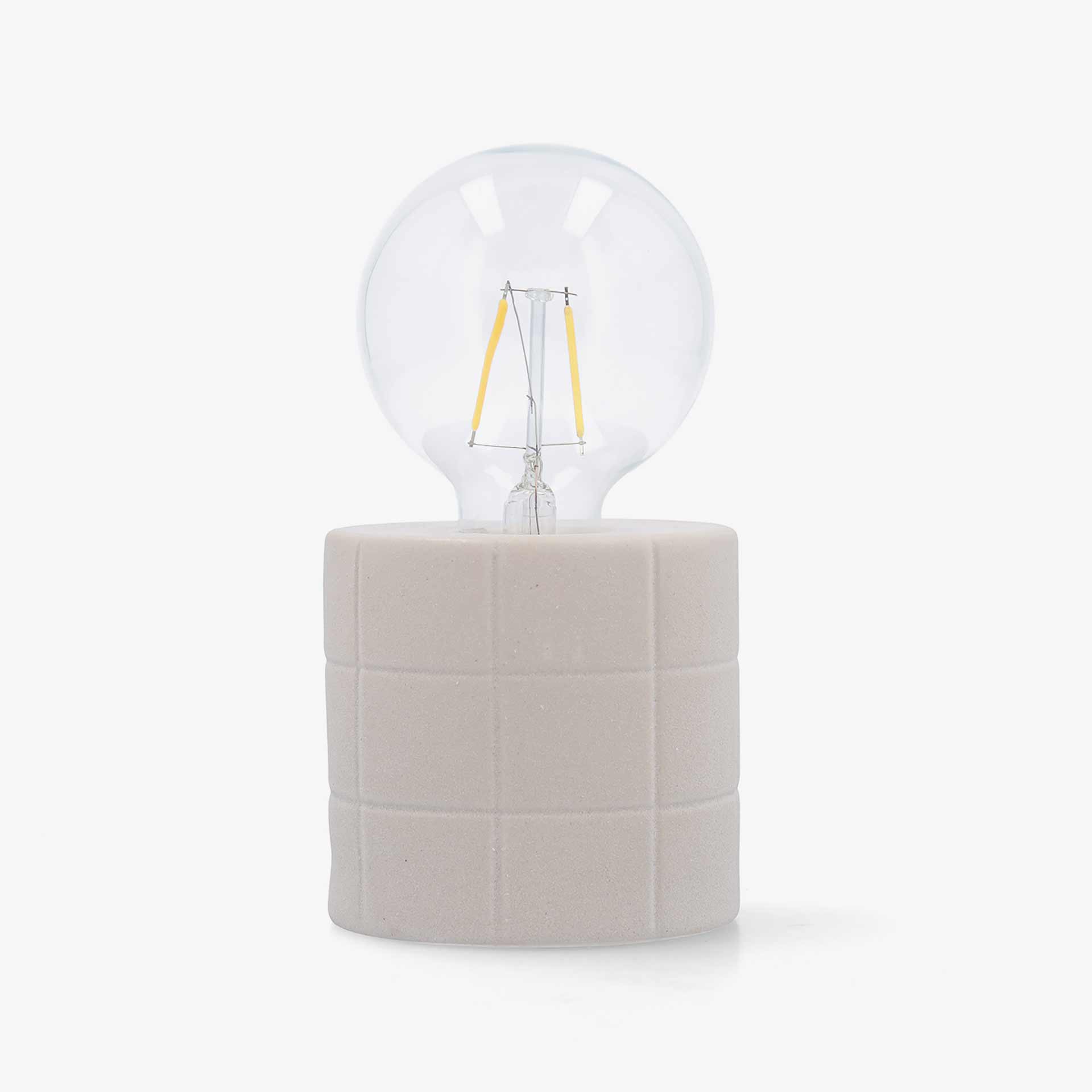 Lampara bulb de ceramica beige a pilas Nora