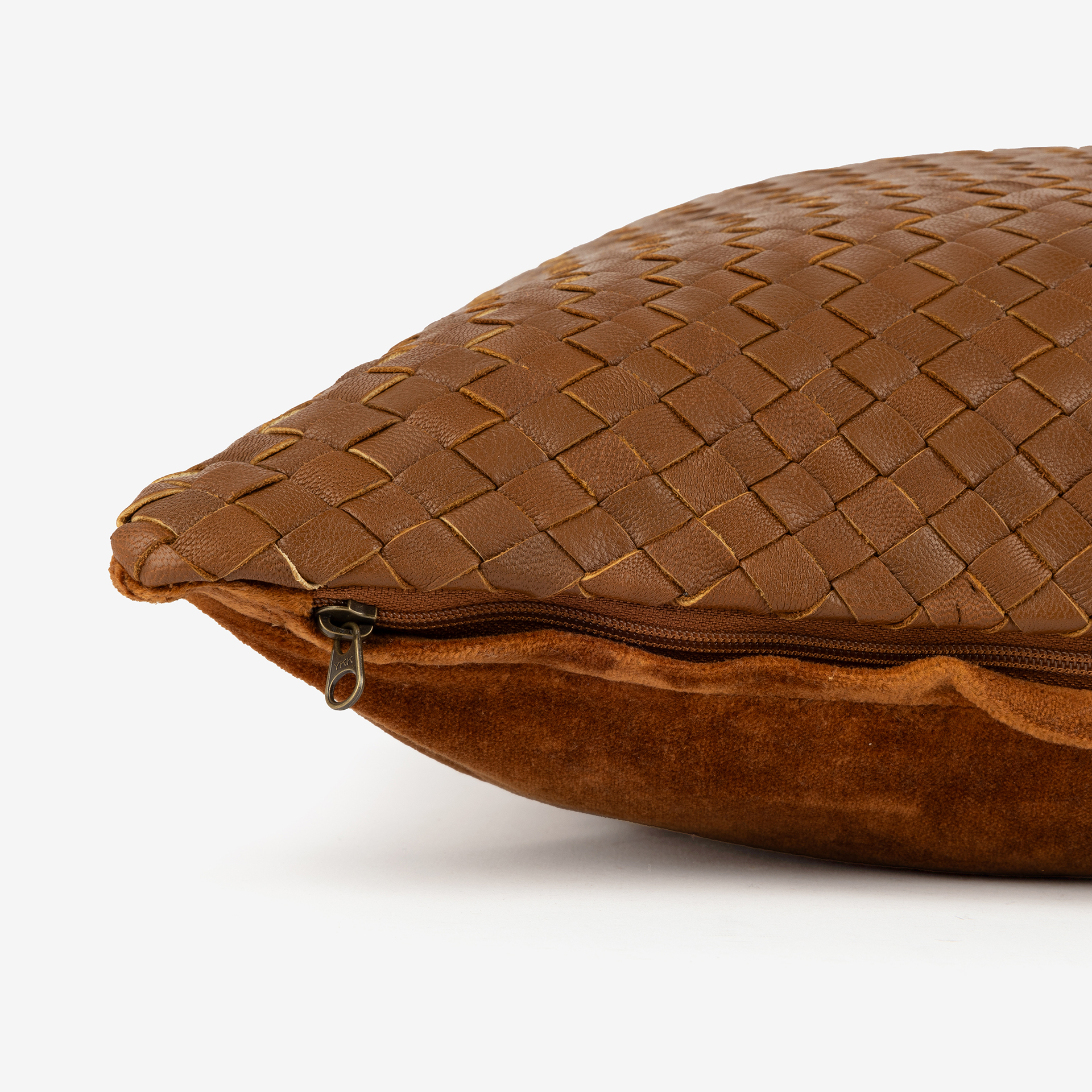 Funda de coj&iacute;n de piel velvet marr&oacute;n Nappa 30x45cm