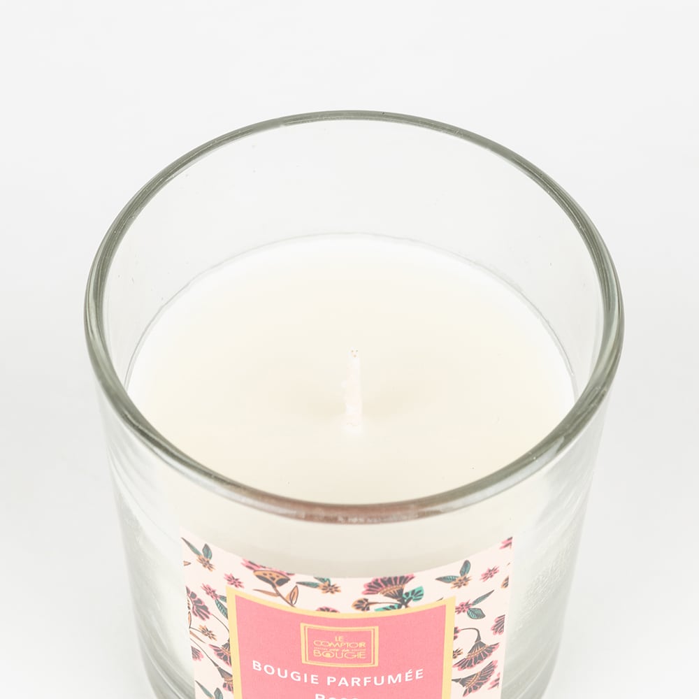 Vela en vaso de cristal con aroma de rosa