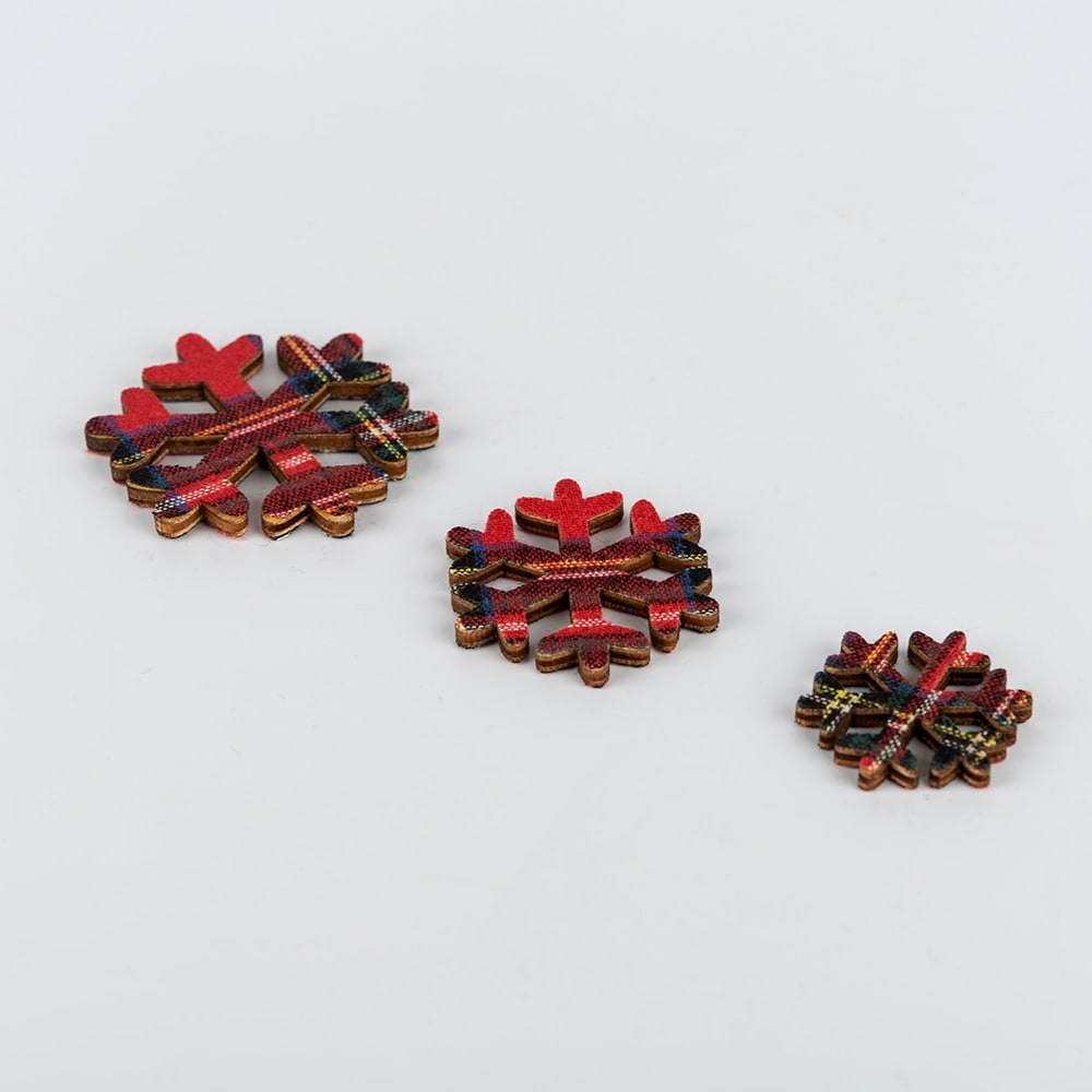 Set de 48 copos de nieve de madera de tart&aacute;n