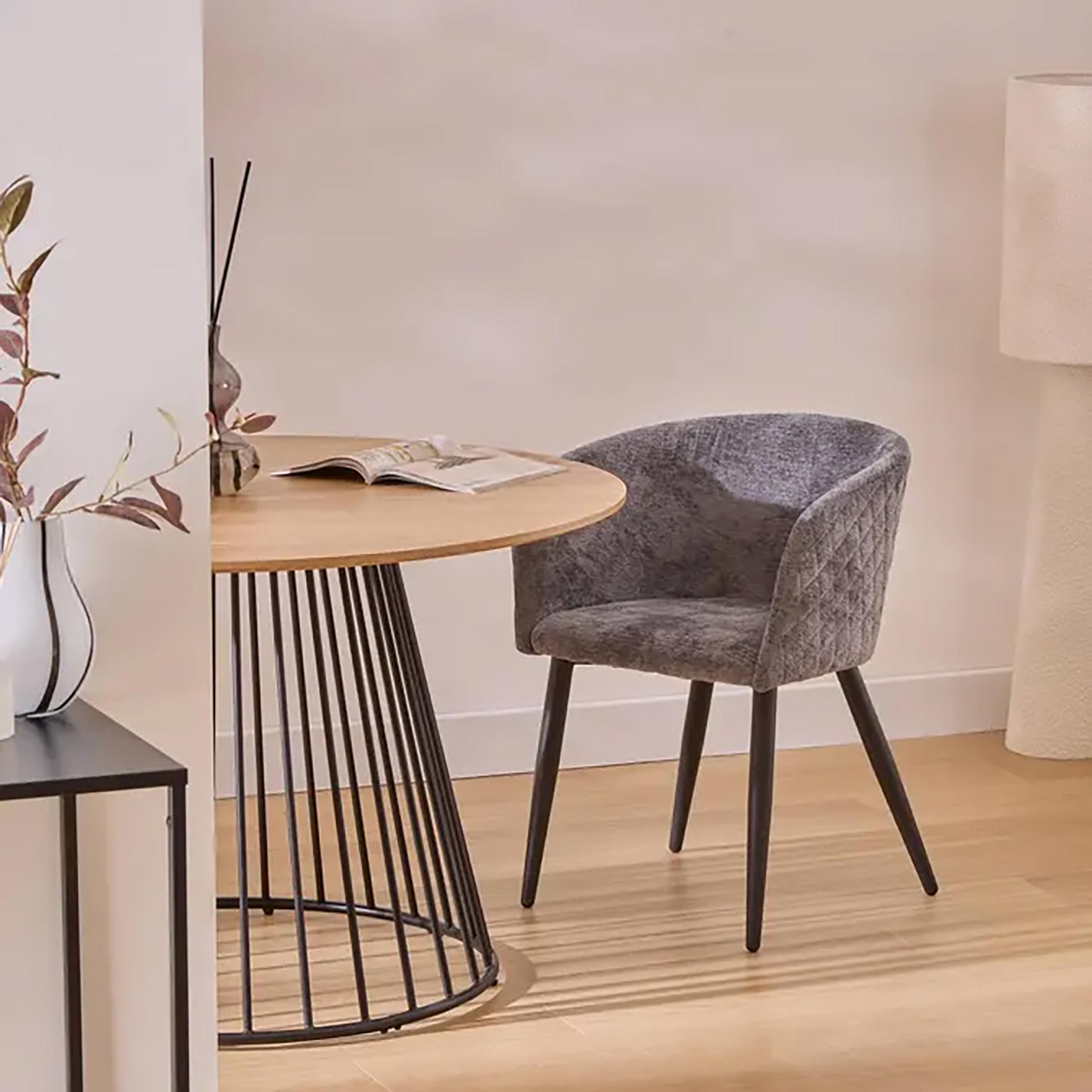 Sill&oacute;n de comedor gris de chenilla con patas negras Zarel 