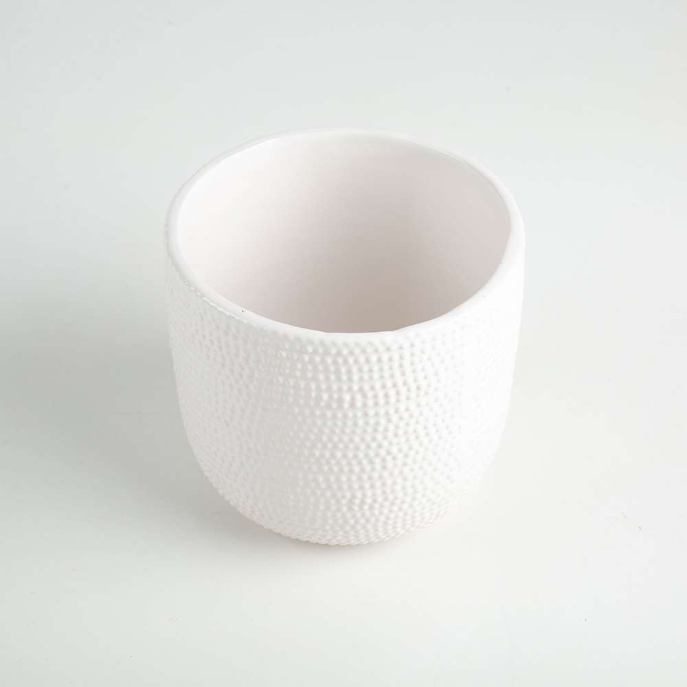 Macetero blanco de cer&aacute;mica &Oslash;10,5x9cm