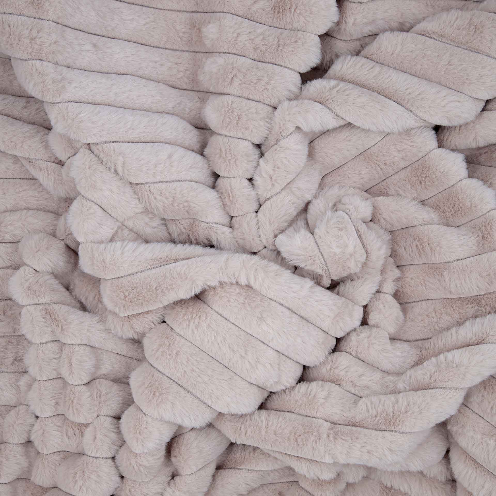 Manta efecto pelo beige Lineo 130x150cm