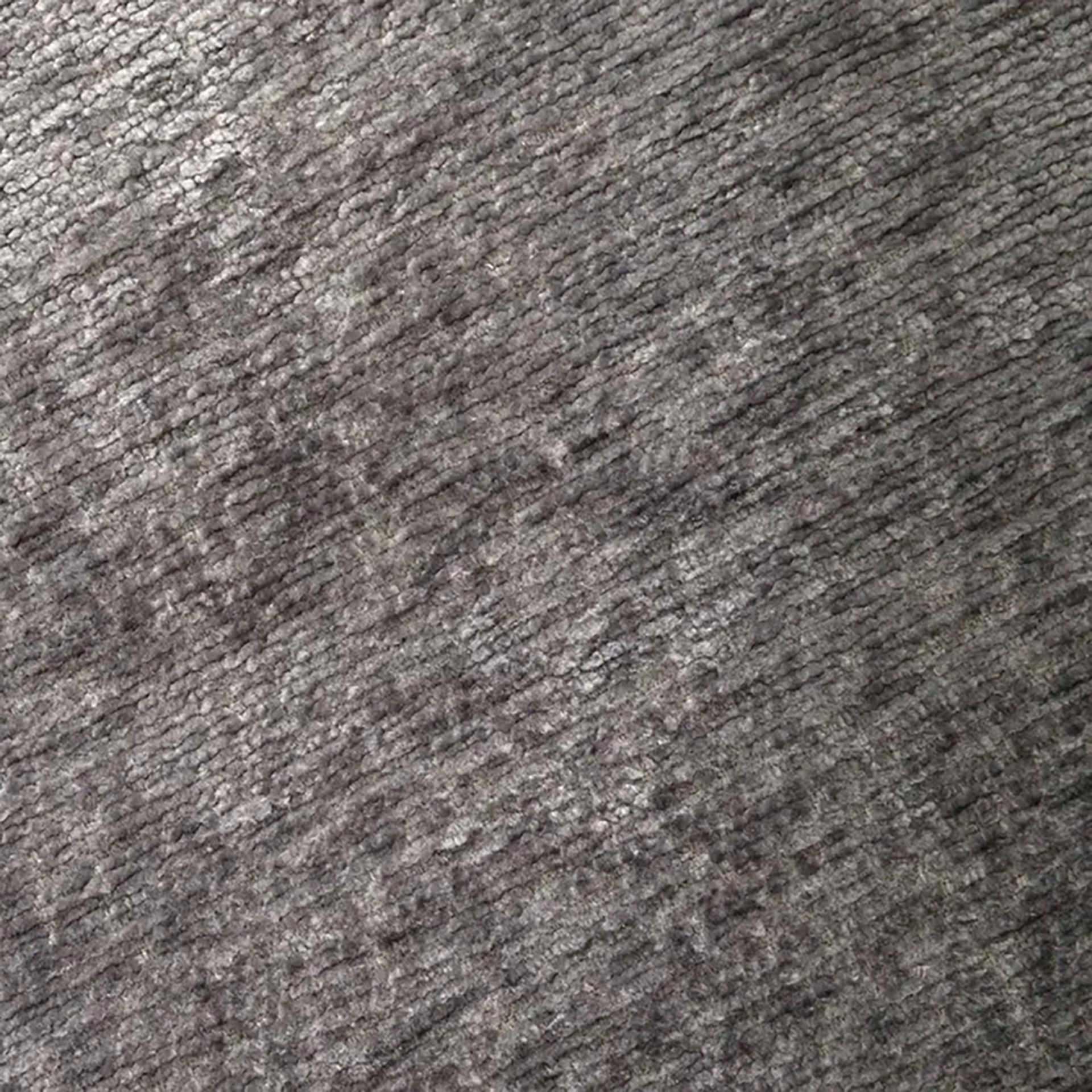Sill&oacute;n de comedor gris de chenilla con patas negras Zarel 