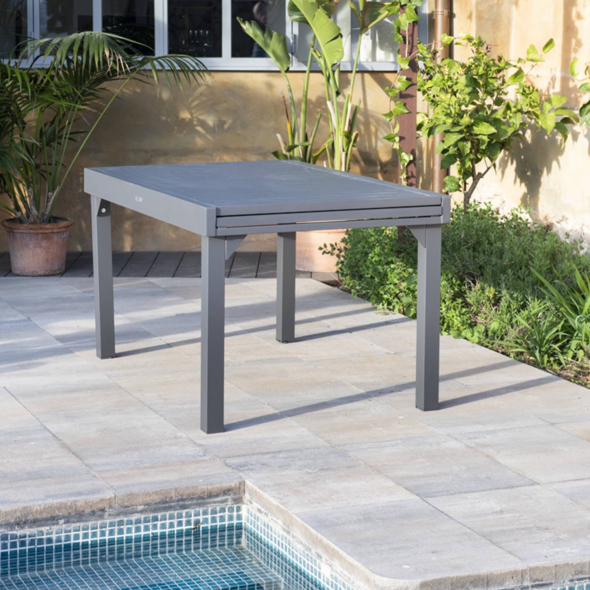 Mesa de jard&iacute;n extensible de aluminio gris Flamin 135/270x90cm