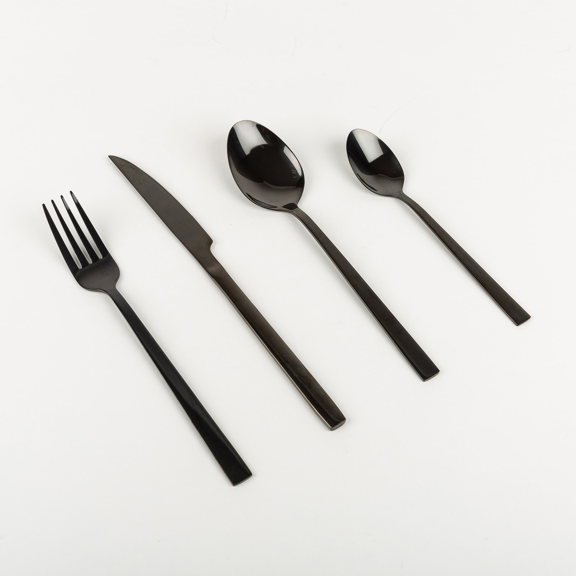 Cubertería de 24 piezas negra inoxidable Sofia - Bergner