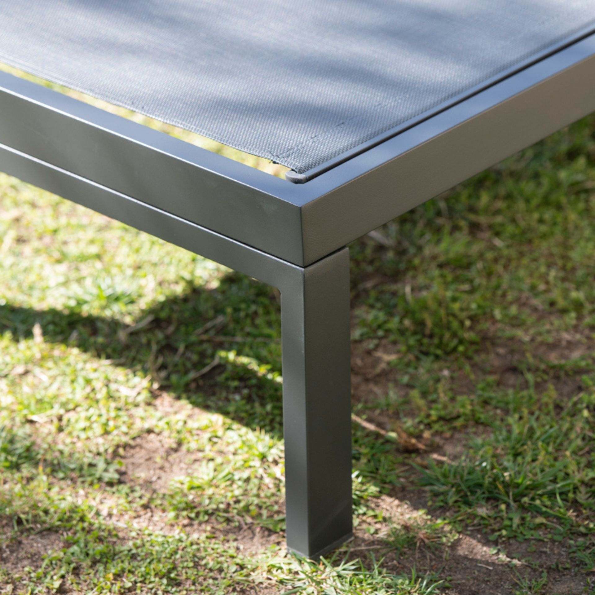 Tumbona reclinable de aluminio con ruedas gris 64x200x89cm