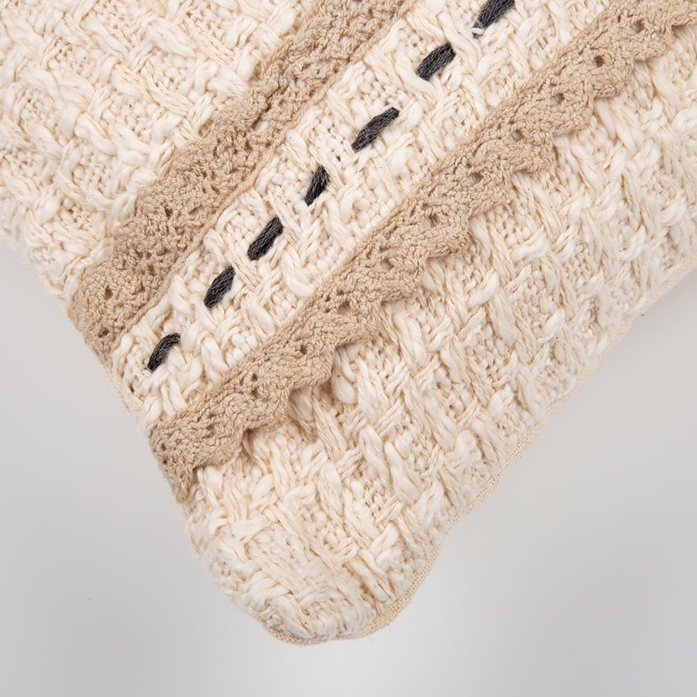Funda de coj&iacute;n de algod&oacute;n bordada gris y marfil 30x45cm