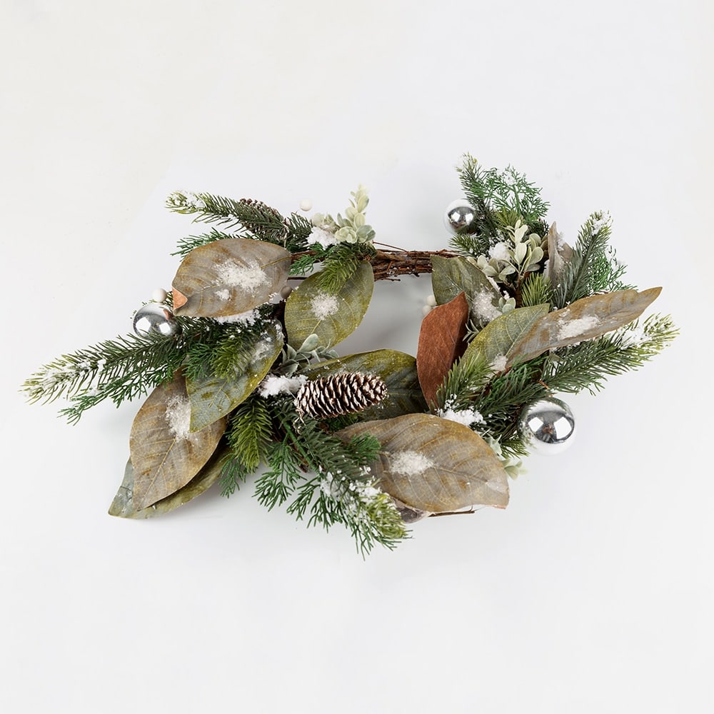 Corona de pino con bayas y bolas plateadas