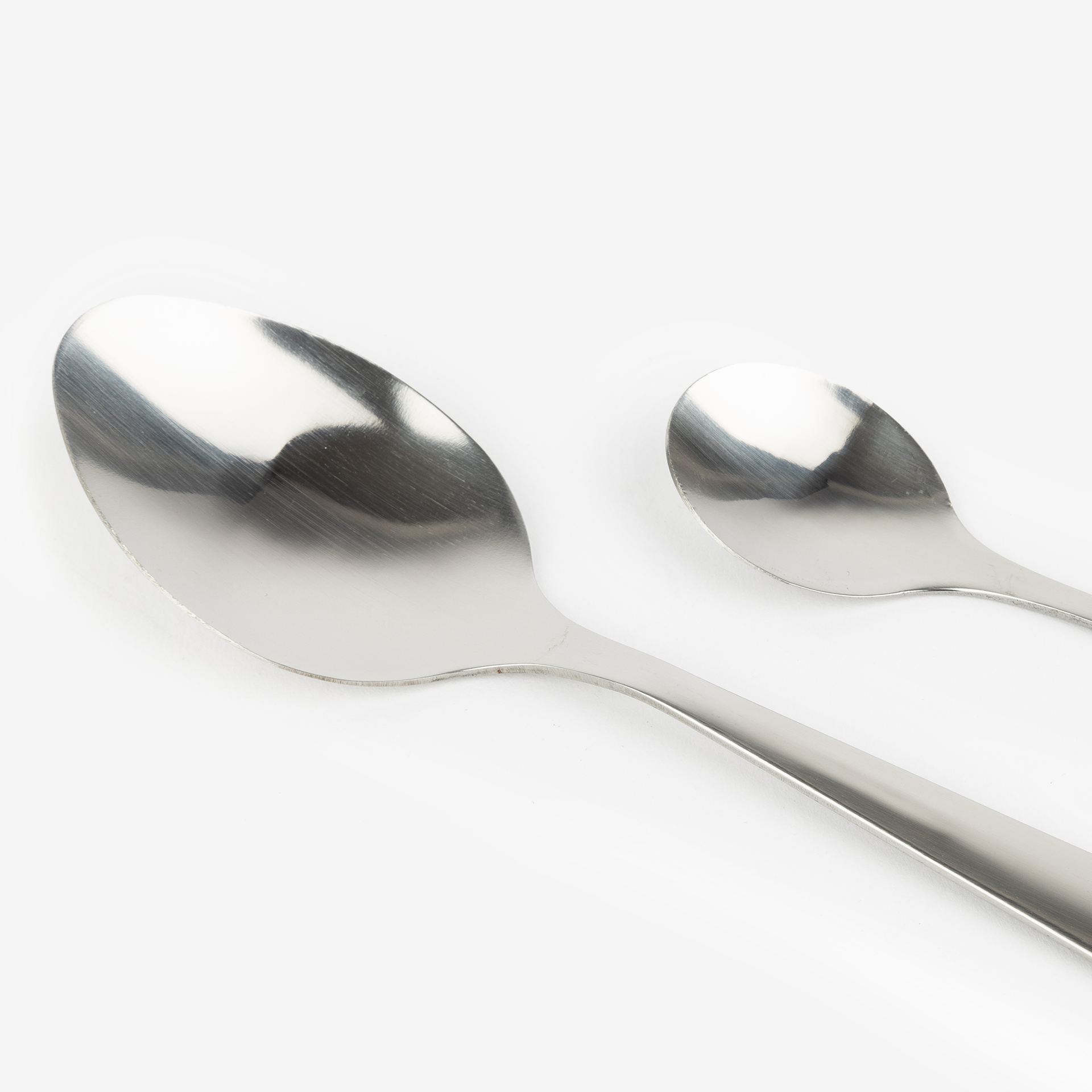 Set de 4 cubiertos de acero con estuche de neopreno