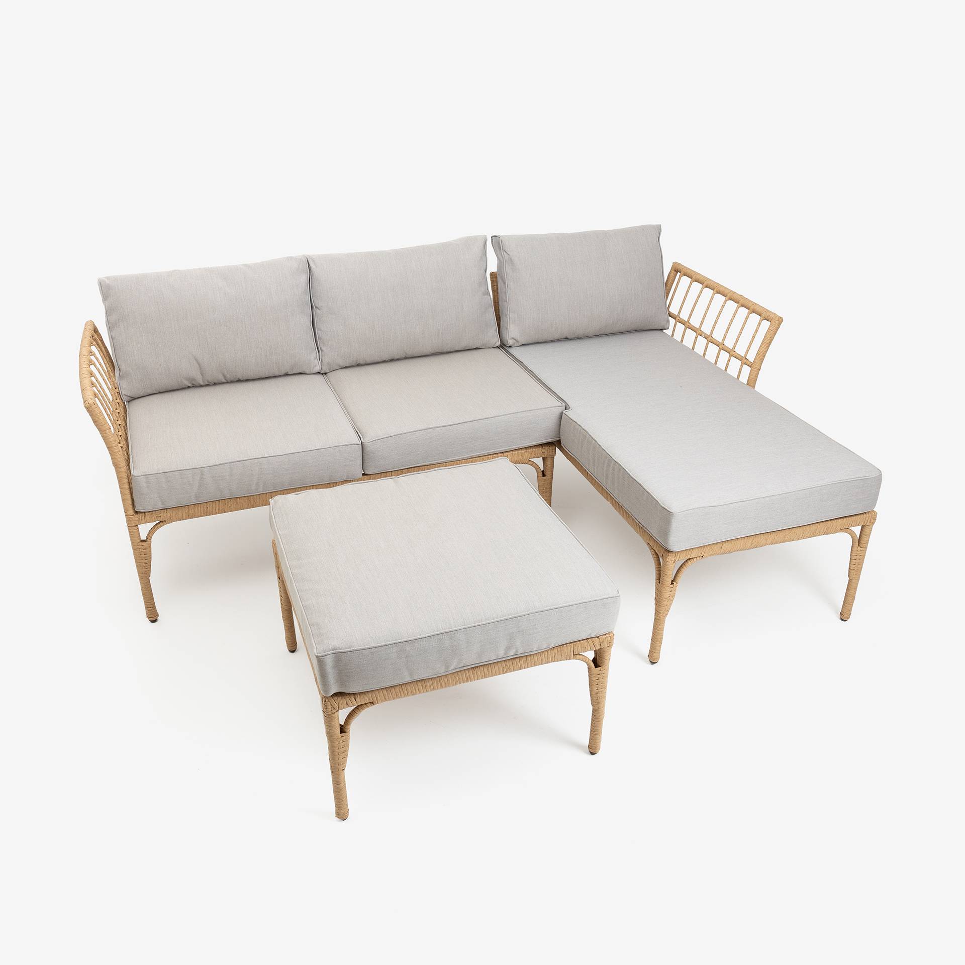 Sof&aacute; de jard&iacute;n chaise longue con puf de rat&aacute;n sint&eacute;tico Balos