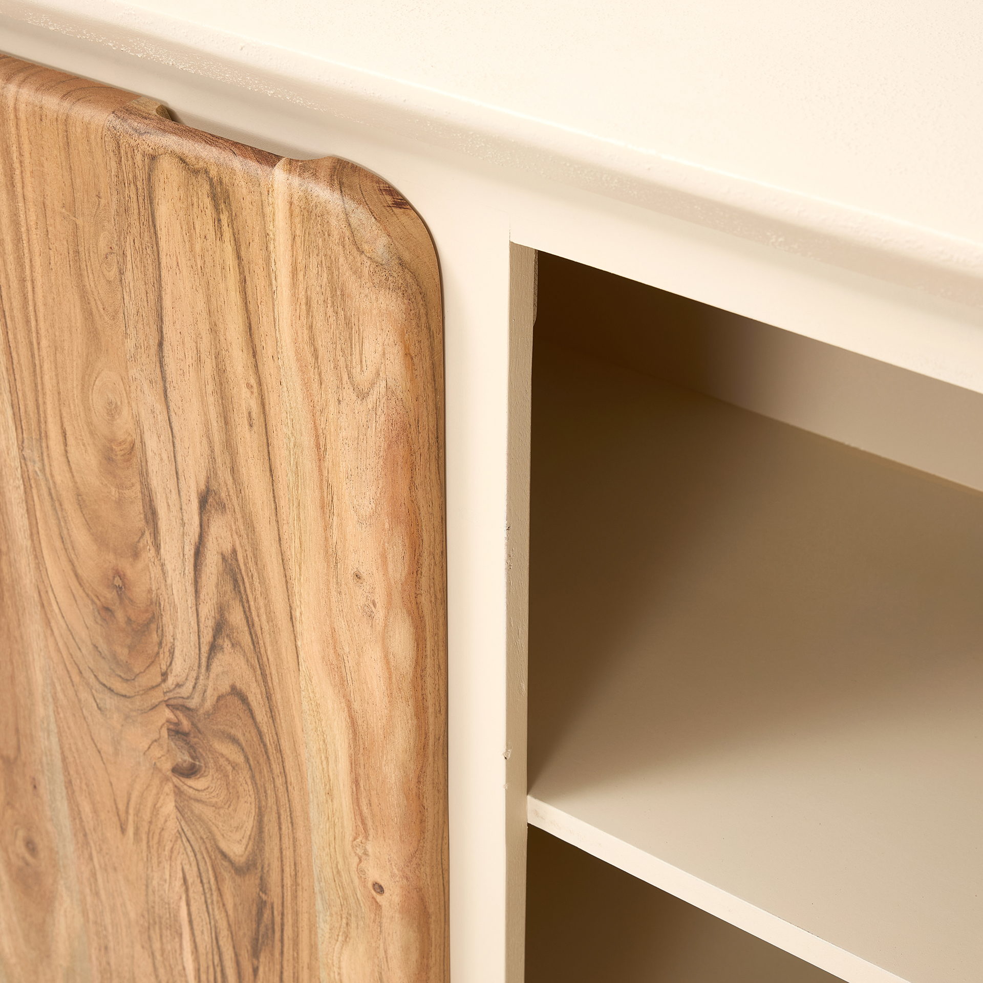 C&oacute;moda de microcemento y madera de acacia Kurli 90x43x80cm Clau&Chloe