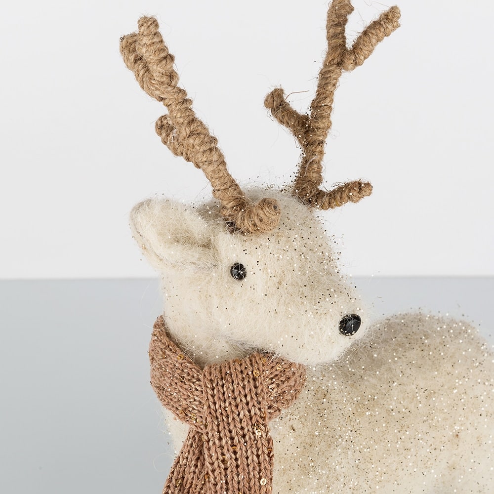 Reno de fieltro marr&oacute;n con bufanda dorada