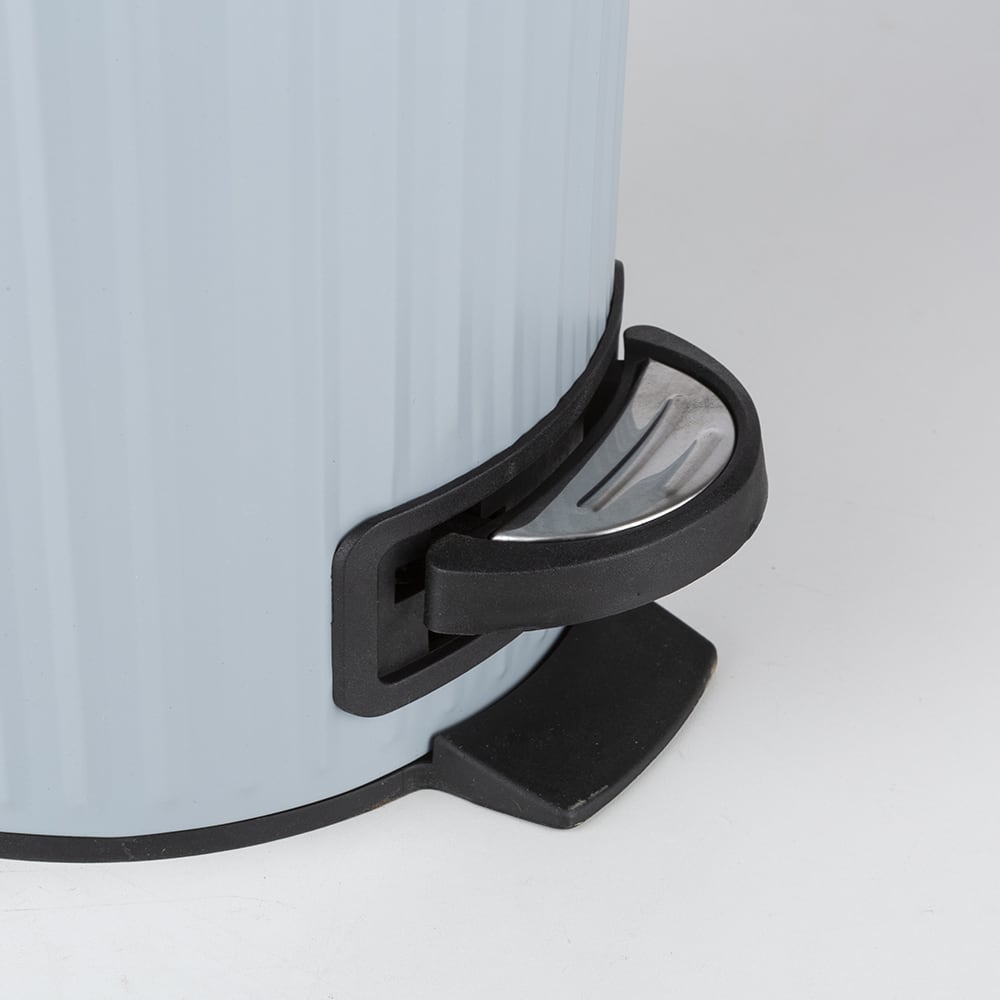 Cubo de basura para ba&ntilde;o dispoible en 4 colores 3L &Oslash;17x35cm