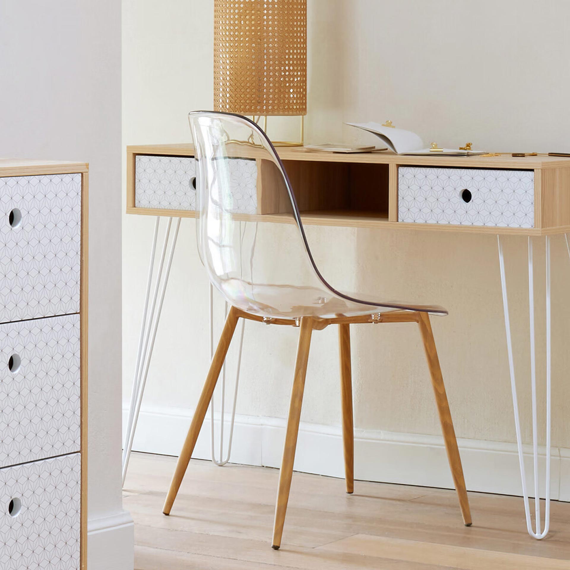Silla de comedor transparente con patas de metal efecto madera Orel