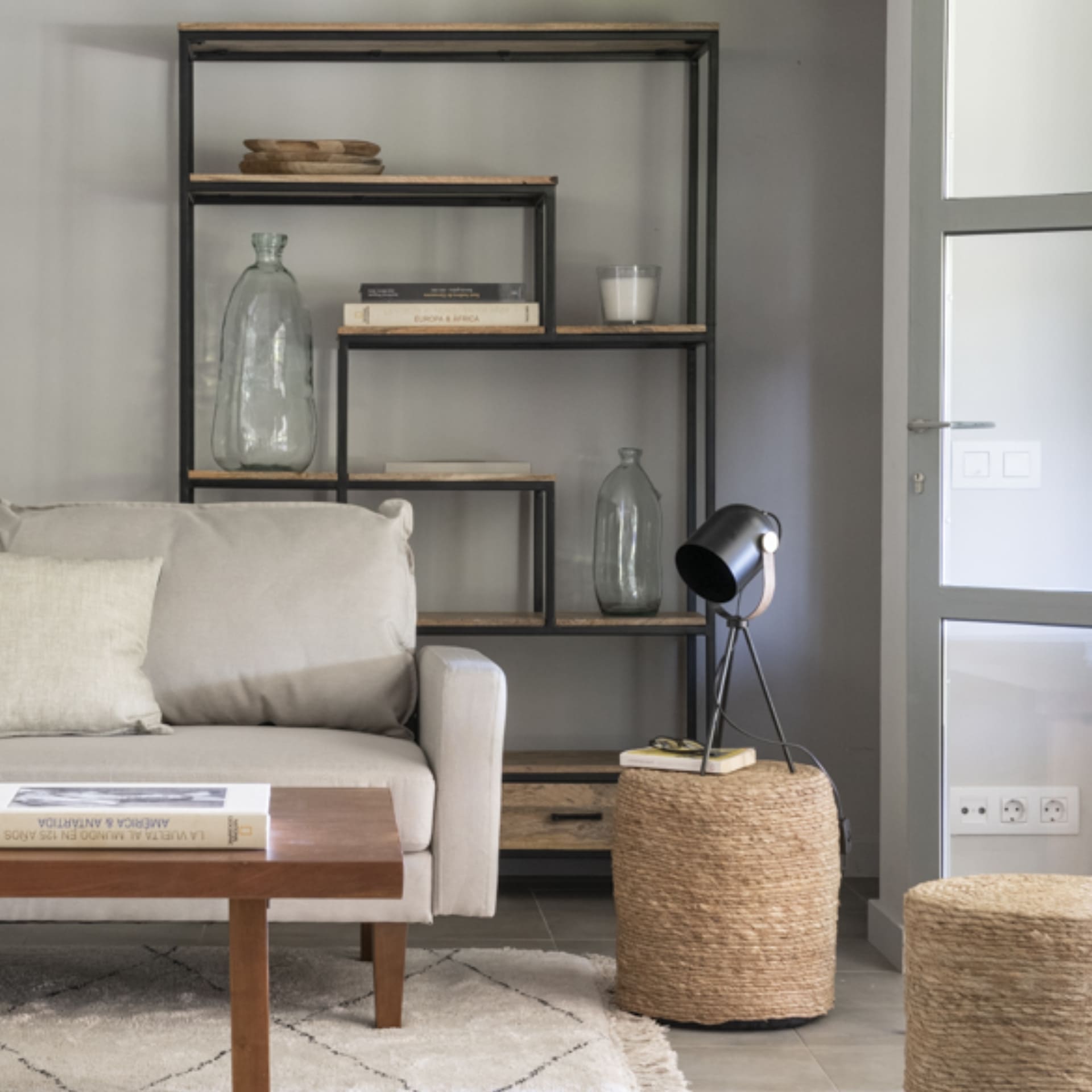 Lámpara de mesa trípode negra de metal