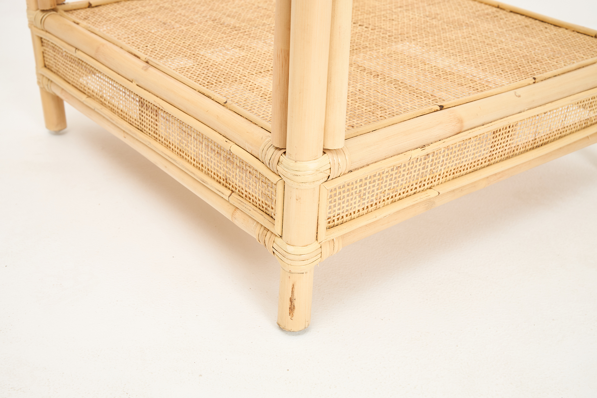 Mesa auxiliar de ratán y cristal Corvo 55x55x50cm